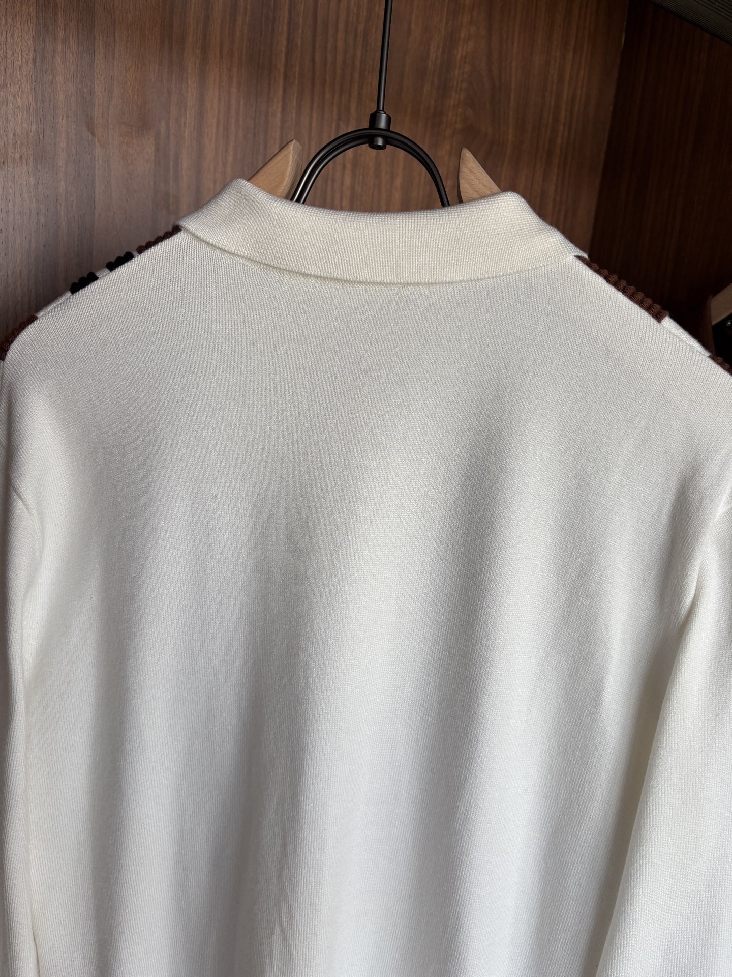 耗时王”菱形提花设计甄选超细优质纱线翻领短袖男士典藏款「耗时王」长袖针织奢雅工艺，触肤即高阶。

• 匠