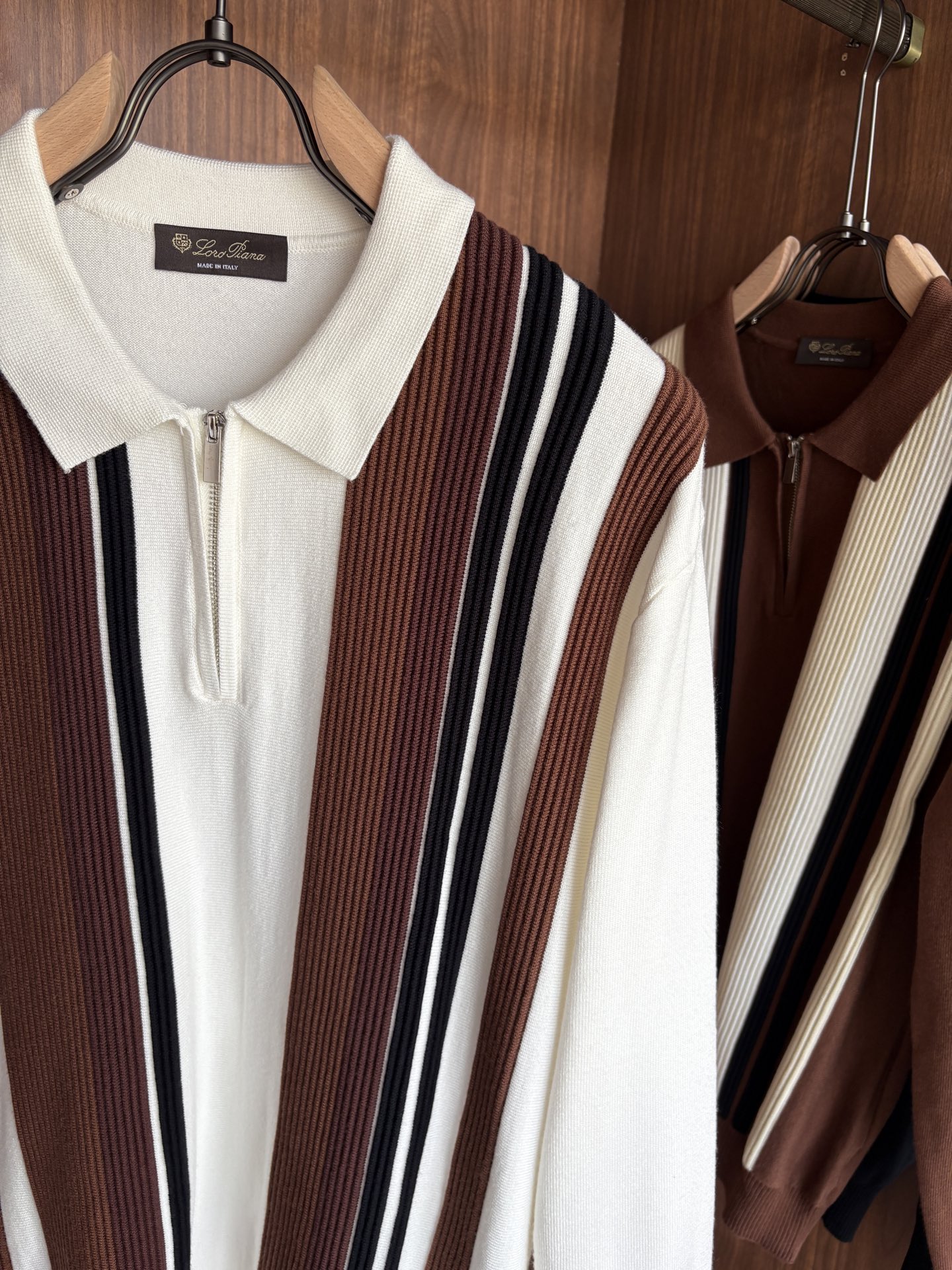 耗时王”菱形提花设计甄选超细优质纱线翻领短袖男士典藏款「耗时王」长袖针织奢雅工艺，触肤即高阶。

• 匠