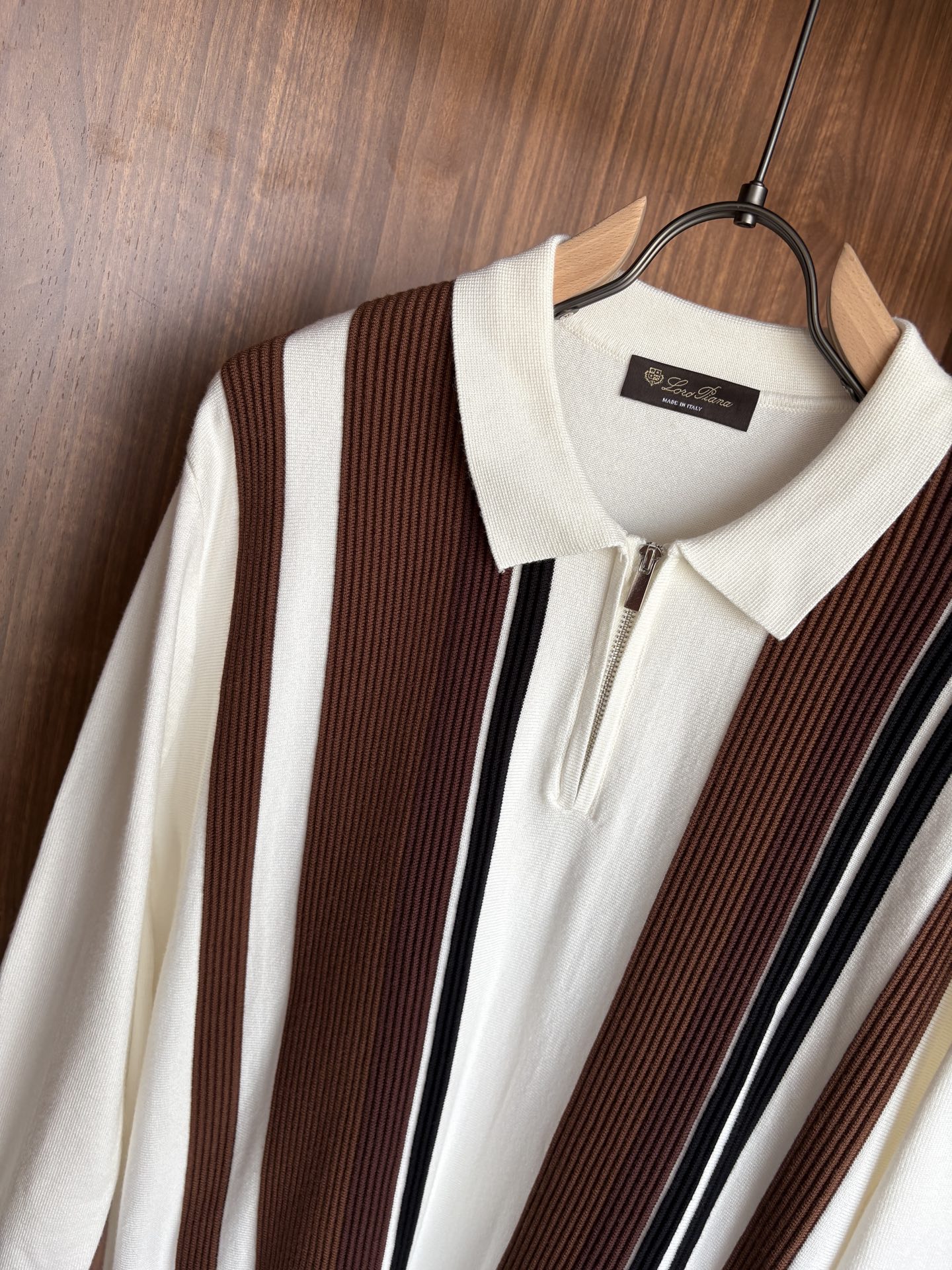 耗时王”菱形提花设计甄选超细优质纱线翻领短袖男士典藏款「耗时王」长袖针织奢雅工艺，触肤即高阶。

• 匠