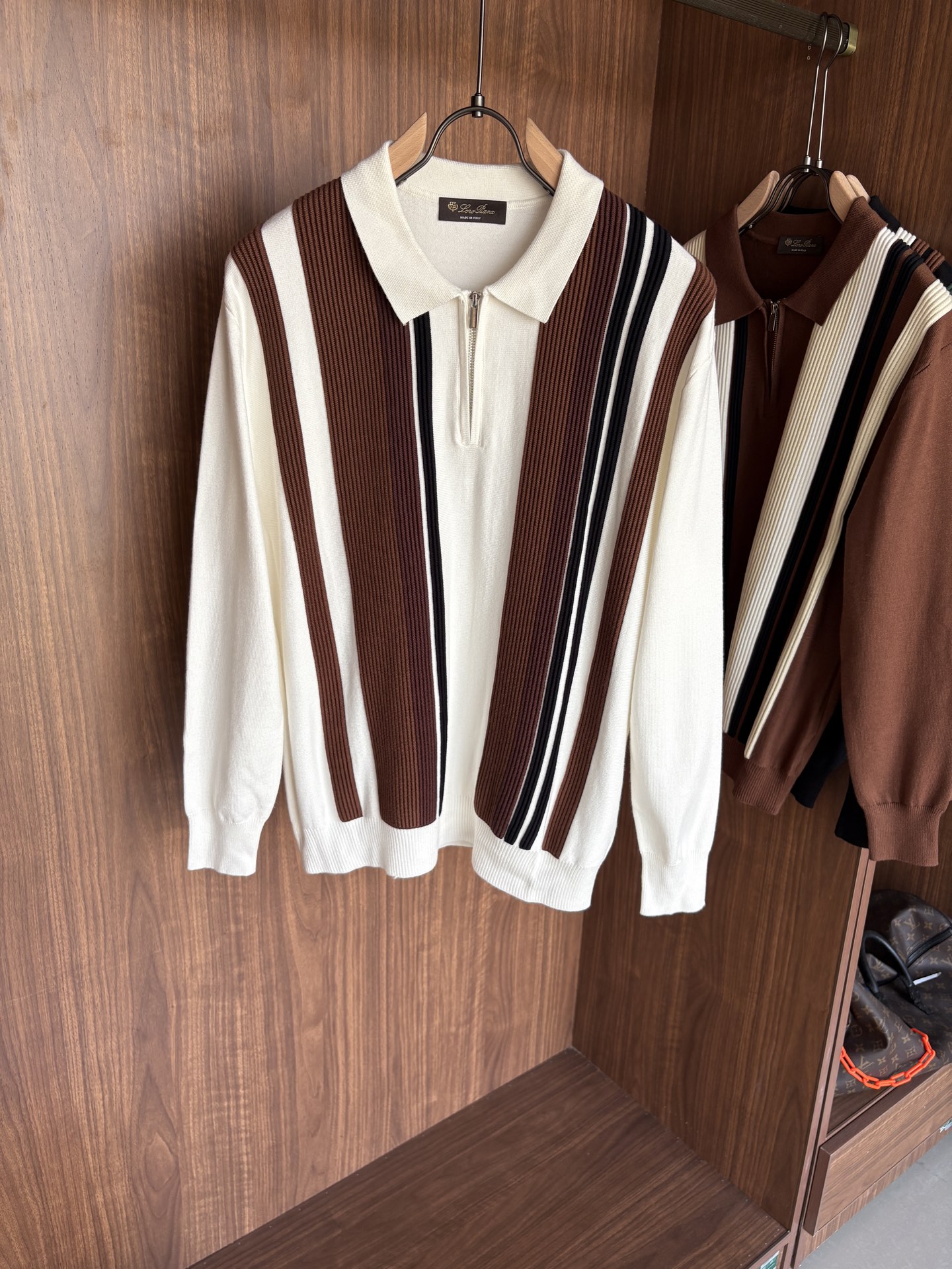 耗时王”菱形提花设计甄选超细优质纱线翻领短袖男士典藏款「耗时王」长袖针织奢雅工艺，触肤即高阶。

• 匠