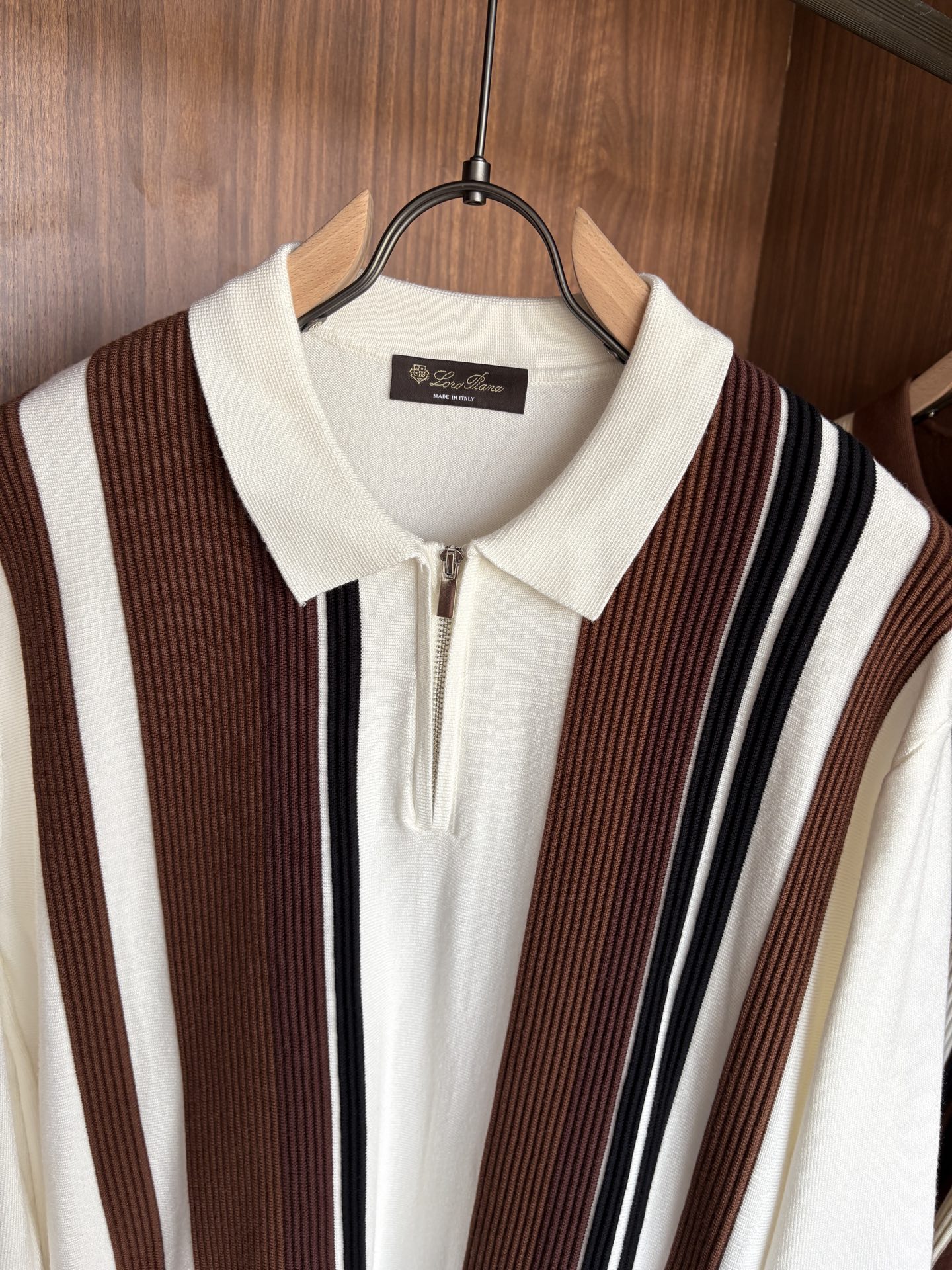 耗时王”菱形提花设计甄选超细优质纱线翻领短袖男士典藏款「耗时王」长袖针织奢雅工艺，触肤即高阶。

• 匠