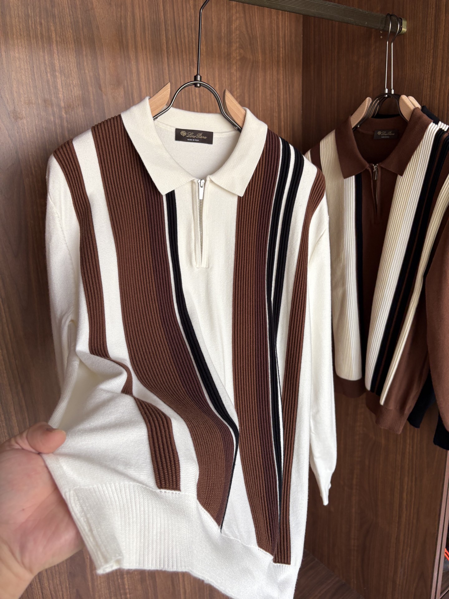 耗时王”菱形提花设计甄选超细优质纱线翻领短袖男士典藏款「耗时王」长袖针织奢雅工艺，触肤即高阶。

• 匠