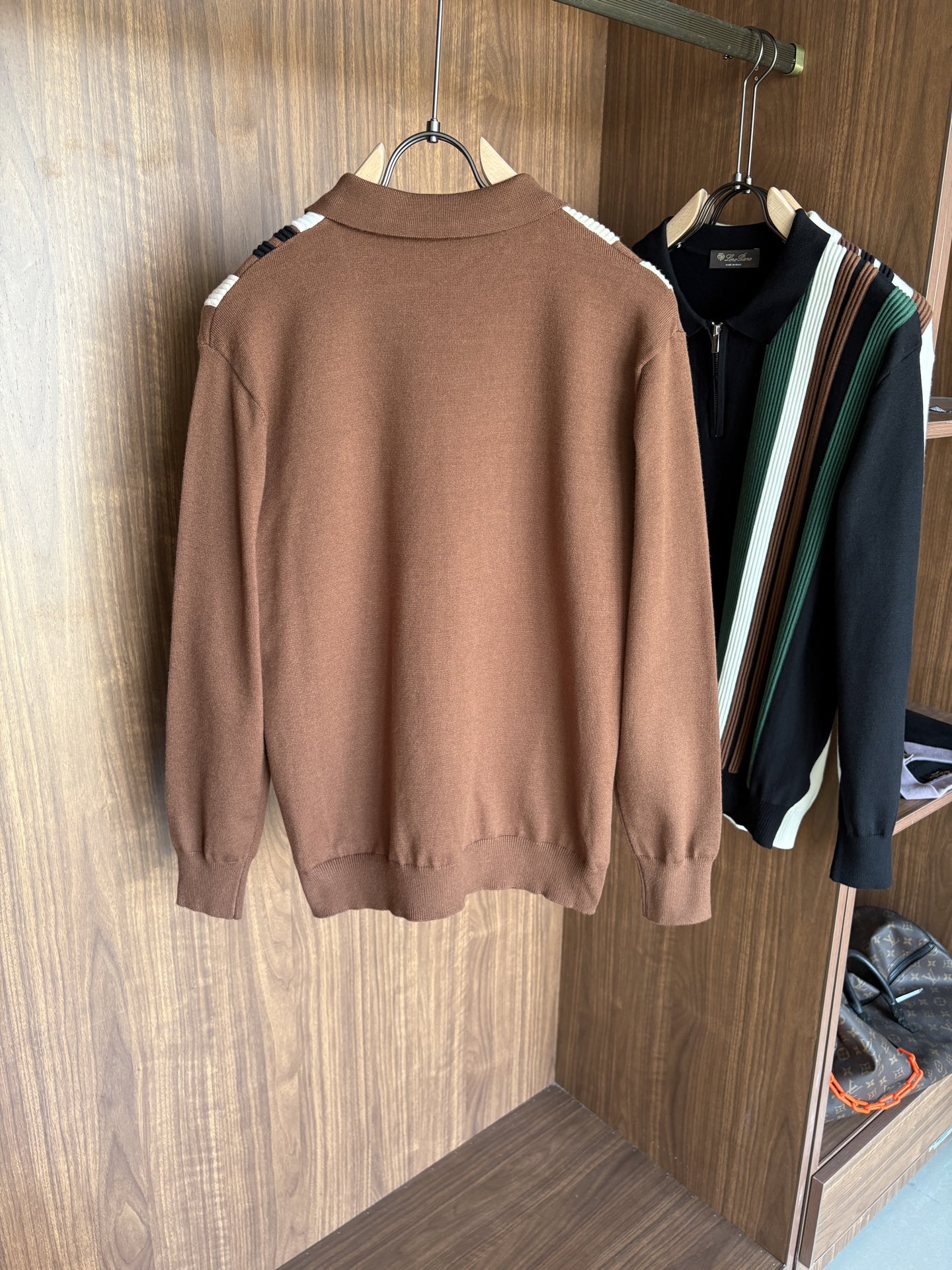 耗时王”菱形提花设计甄选超细优质纱线翻领短袖男士典藏款「耗时王」长袖针织奢雅工艺，触肤即高阶。

• 匠