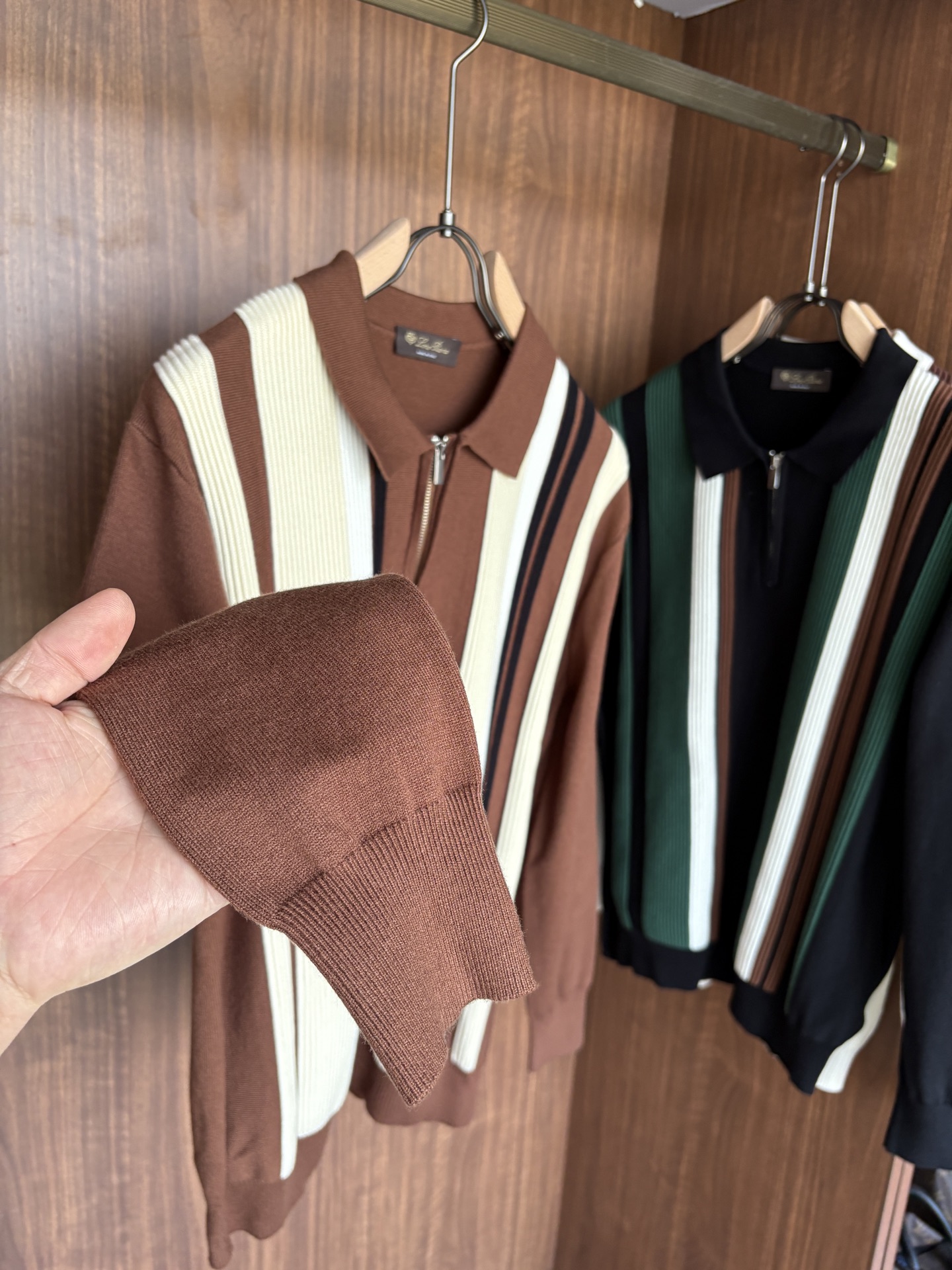 耗时王”菱形提花设计甄选超细优质纱线翻领短袖男士典藏款「耗时王」长袖针织奢雅工艺，触肤即高阶。

• 匠