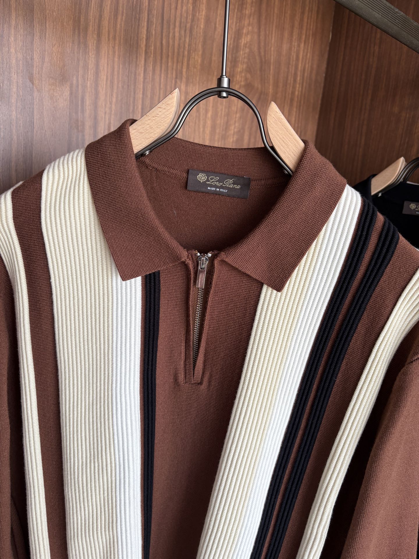 耗时王”菱形提花设计甄选超细优质纱线翻领短袖男士典藏款「耗时王」长袖针织奢雅工艺，触肤即高阶。

• 匠