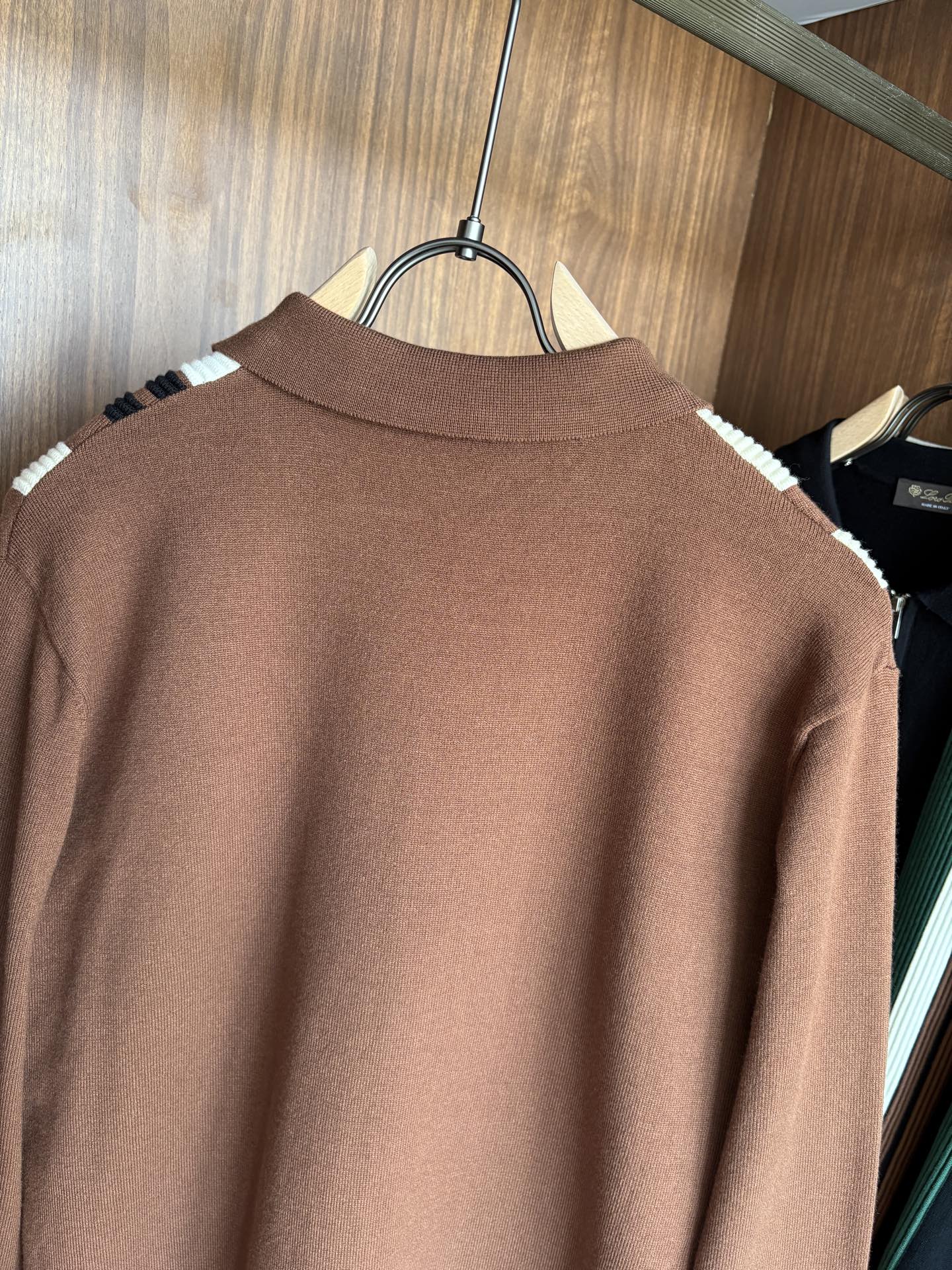 耗时王”菱形提花设计甄选超细优质纱线翻领短袖男士典藏款「耗时王」长袖针织奢雅工艺，触肤即高阶。

• 匠