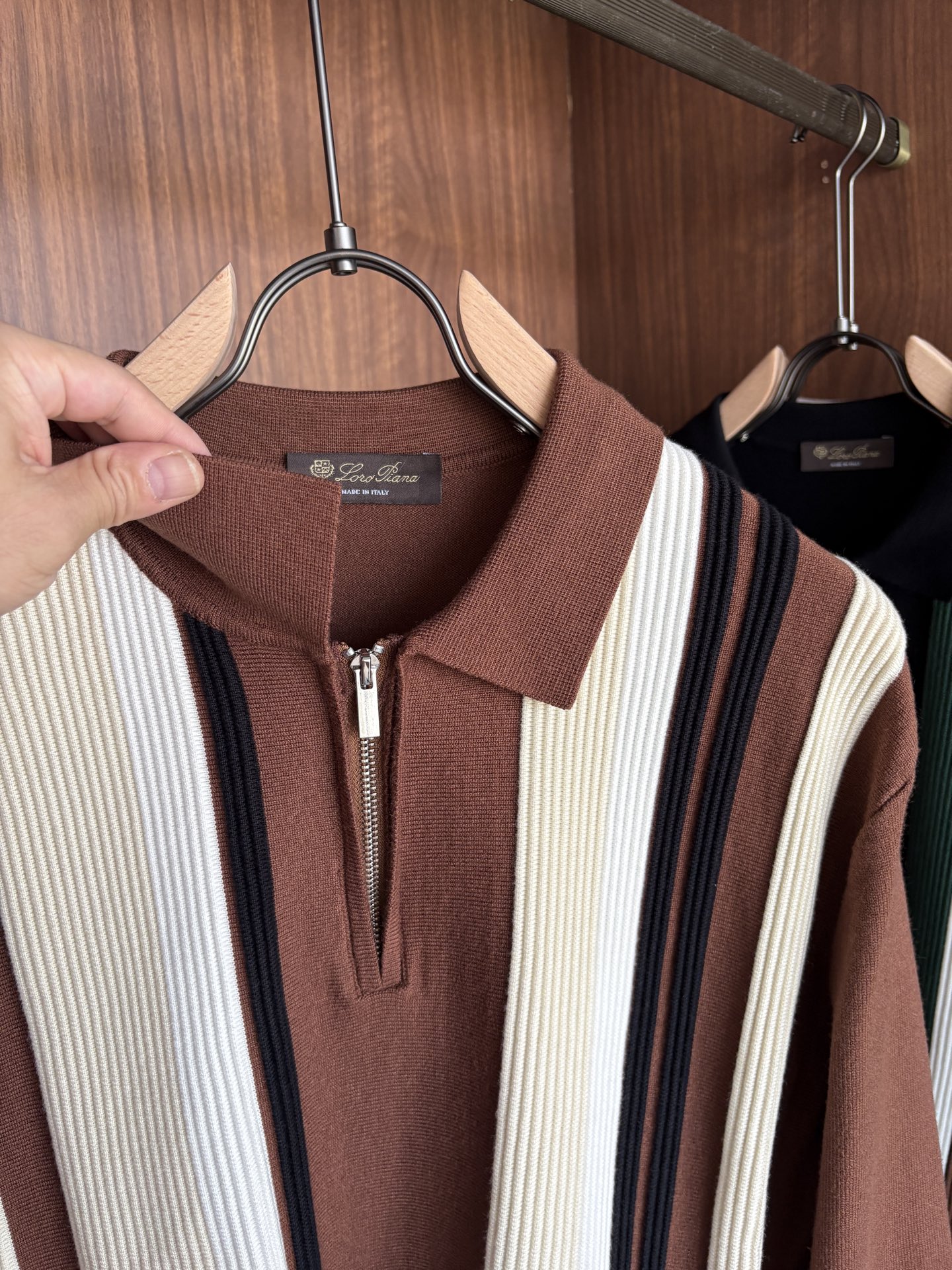 耗时王”菱形提花设计甄选超细优质纱线翻领短袖男士典藏款「耗时王」长袖针织奢雅工艺，触肤即高阶。

• 匠