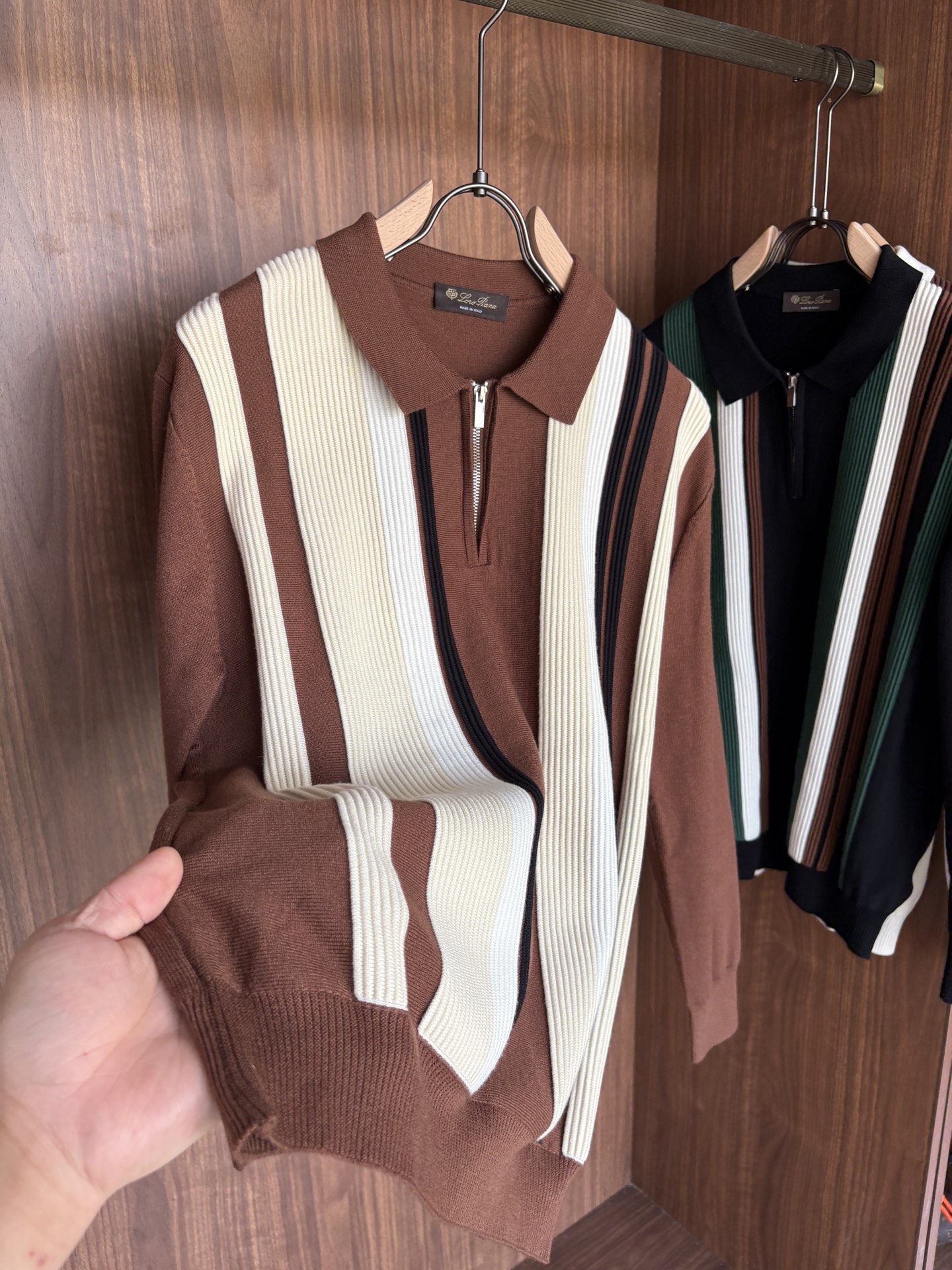 耗时王”菱形提花设计甄选超细优质纱线翻领短袖男士典藏款「耗时王」长袖针织奢雅工艺，触肤即高阶。

• 匠