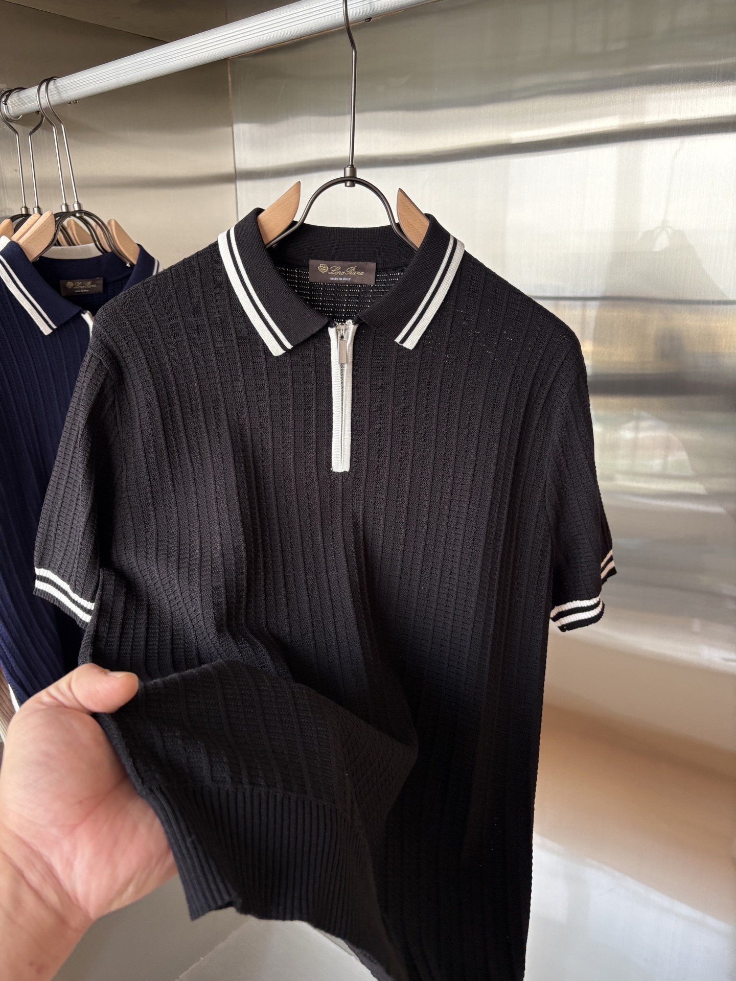 耗时王”菱形提花设计甄选超细优质纱线翻领短袖男士典藏款「耗时王」长袖针织奢雅工艺，触肤即高阶。• 匠心底