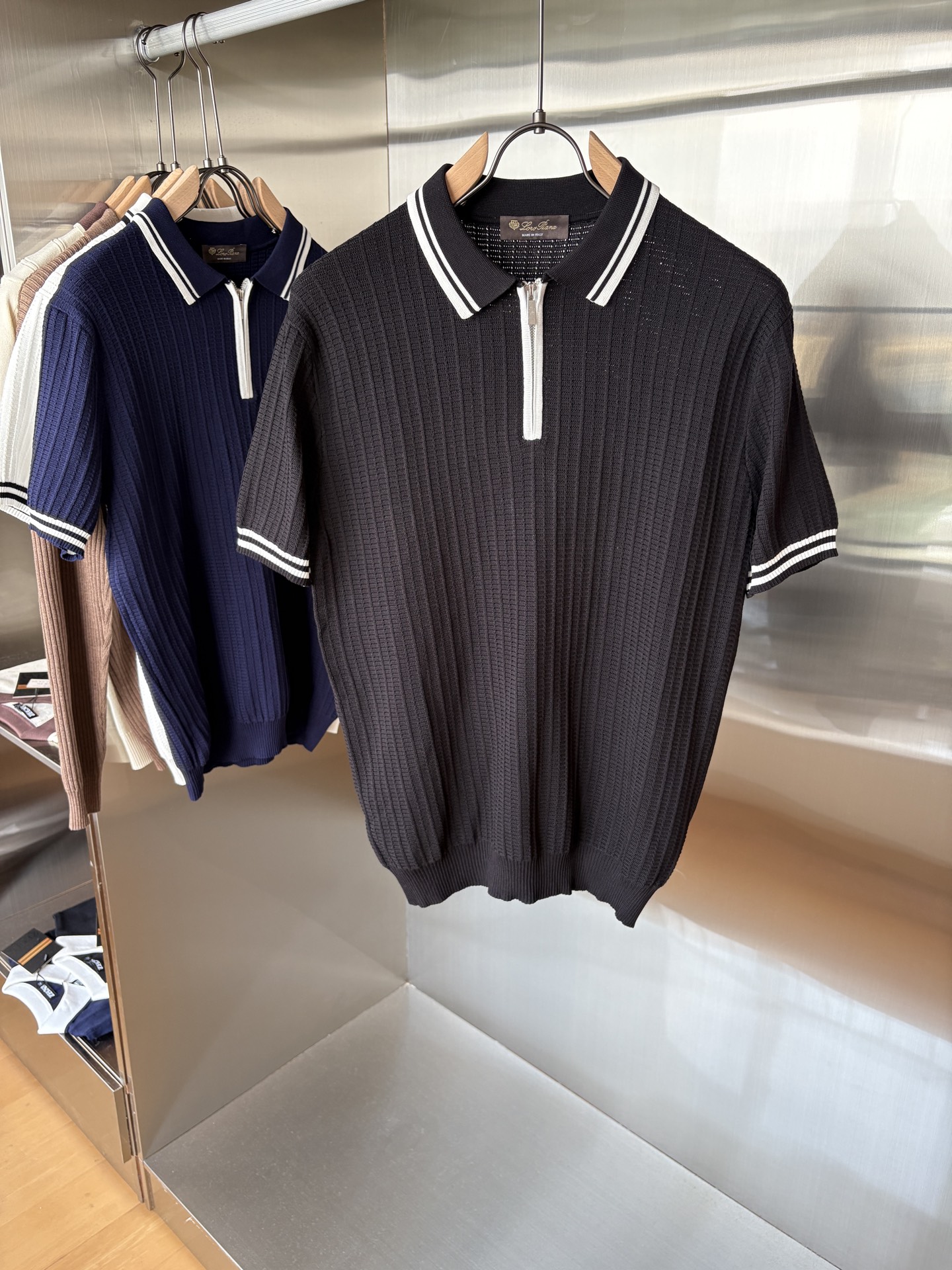 耗时王”菱形提花设计甄选超细优质纱线翻领短袖男士典藏款「耗时王」长袖针织奢雅工艺，触肤即高阶。• 匠心底