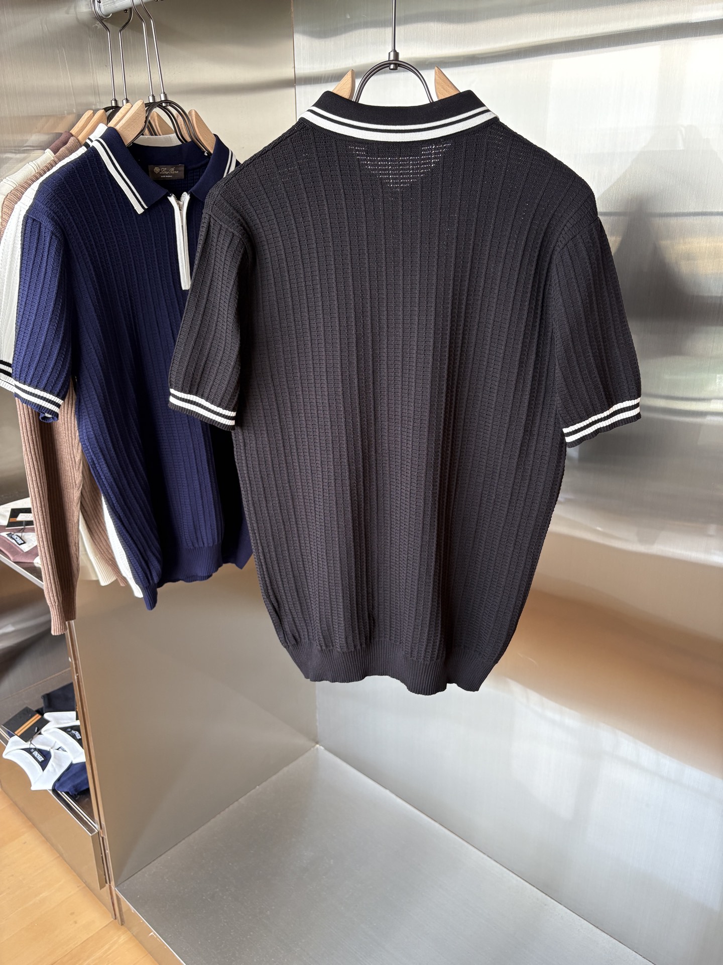 耗时王”菱形提花设计甄选超细优质纱线翻领短袖男士典藏款「耗时王」长袖针织奢雅工艺，触肤即高阶。• 匠心底