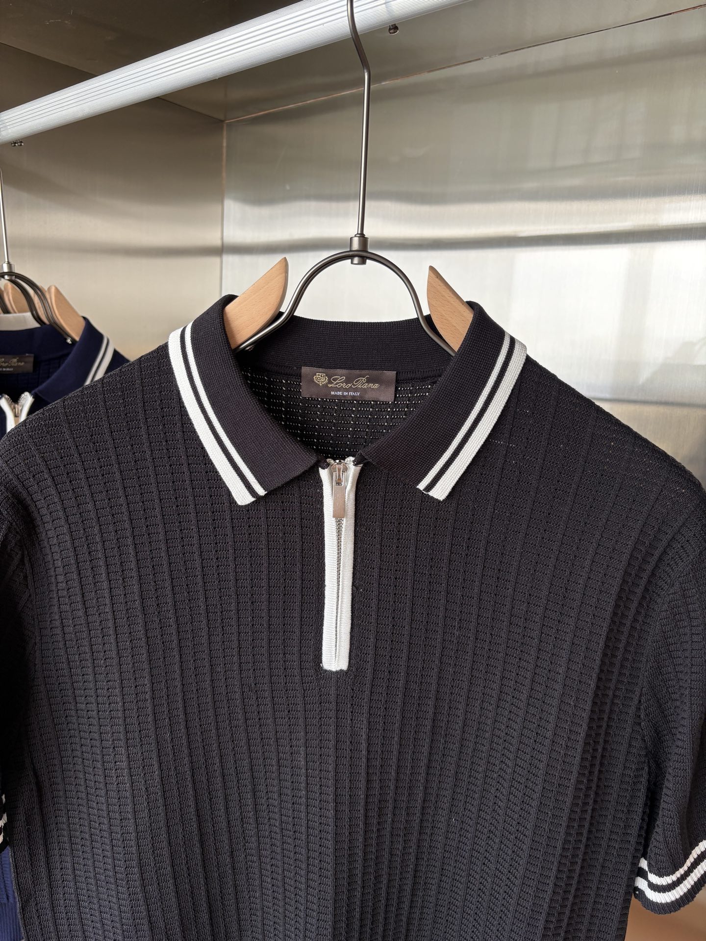 耗时王”菱形提花设计甄选超细优质纱线翻领短袖男士典藏款「耗时王」长袖针织奢雅工艺，触肤即高阶。• 匠心底