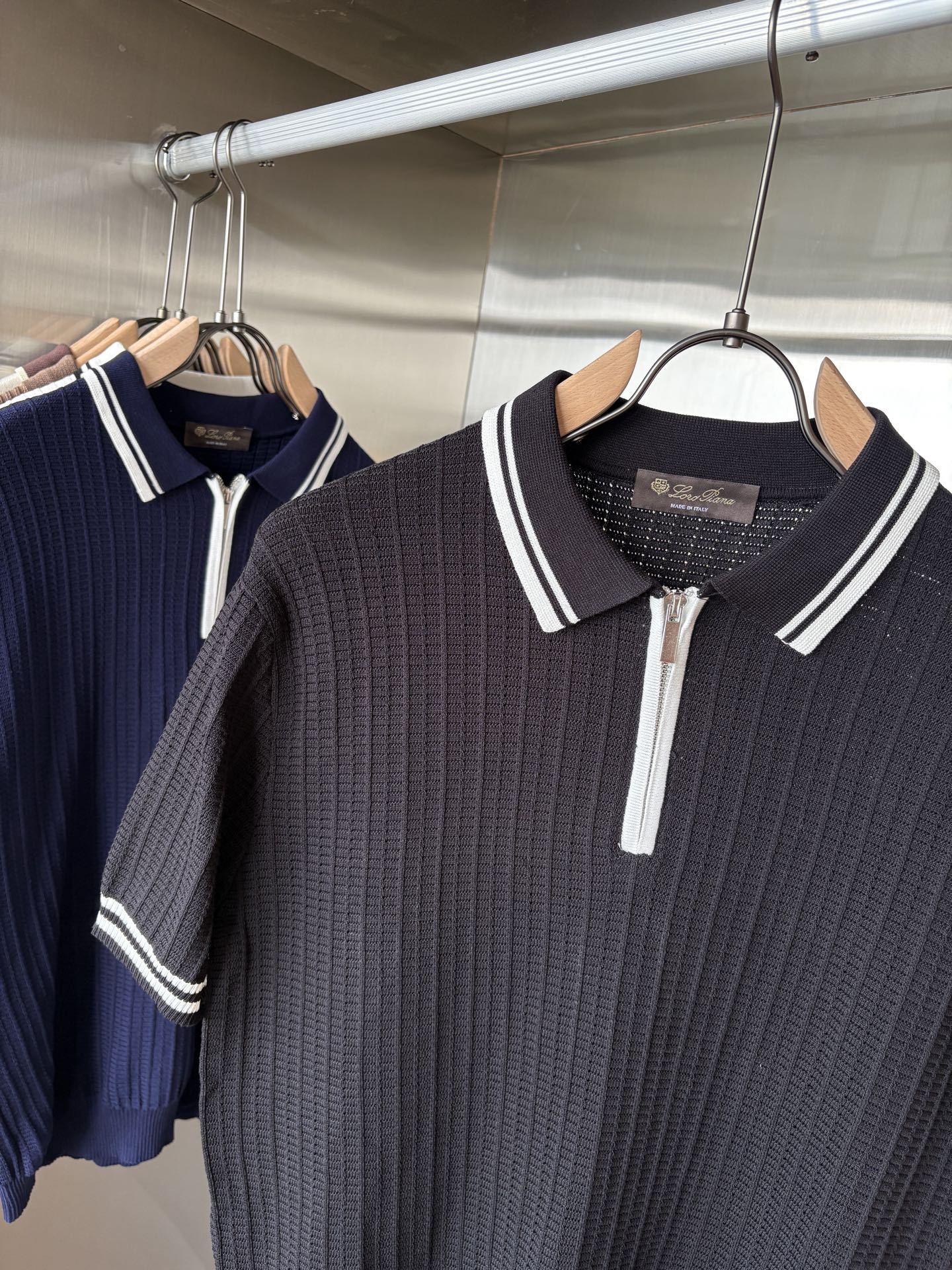 耗时王”菱形提花设计甄选超细优质纱线翻领短袖男士典藏款「耗时王」长袖针织奢雅工艺，触肤即高阶。• 匠心底