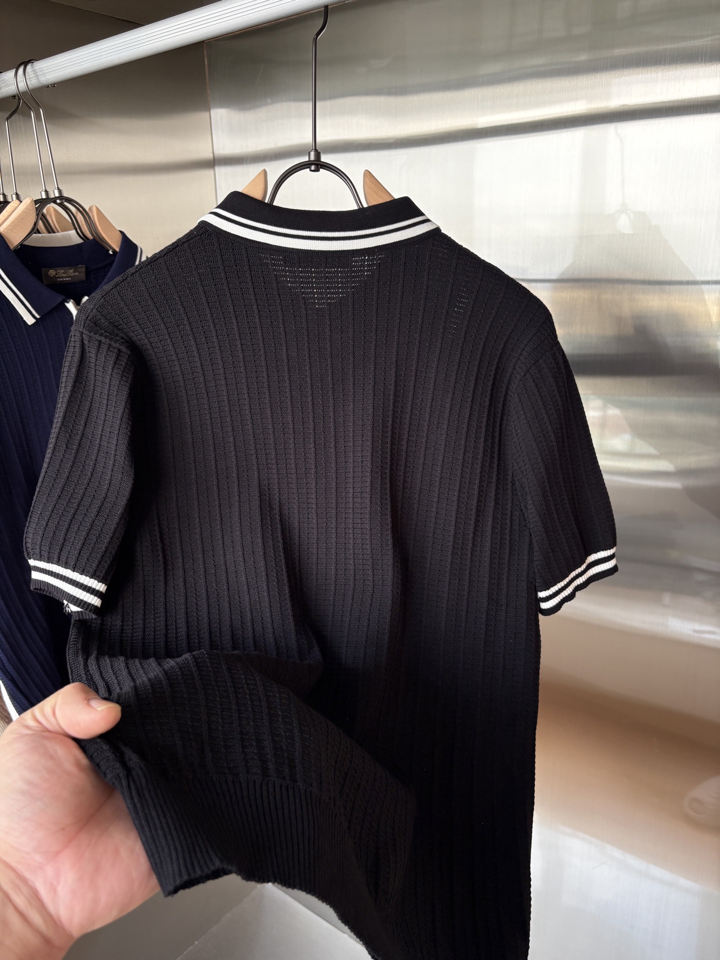 耗时王”菱形提花设计甄选超细优质纱线翻领短袖男士典藏款「耗时王」长袖针织奢雅工艺，触肤即高阶。• 匠心底