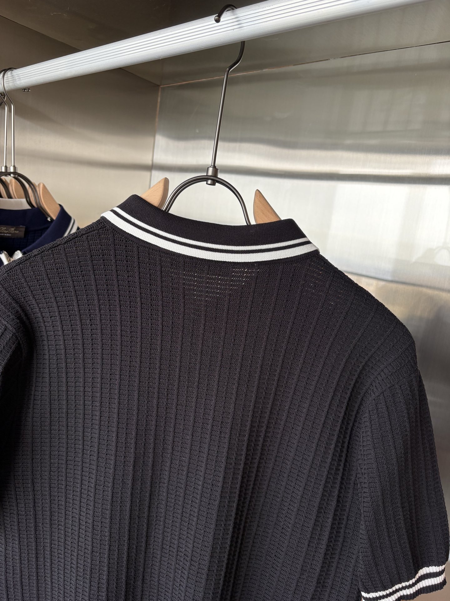 耗时王”菱形提花设计甄选超细优质纱线翻领短袖男士典藏款「耗时王」长袖针织奢雅工艺，触肤即高阶。• 匠心底