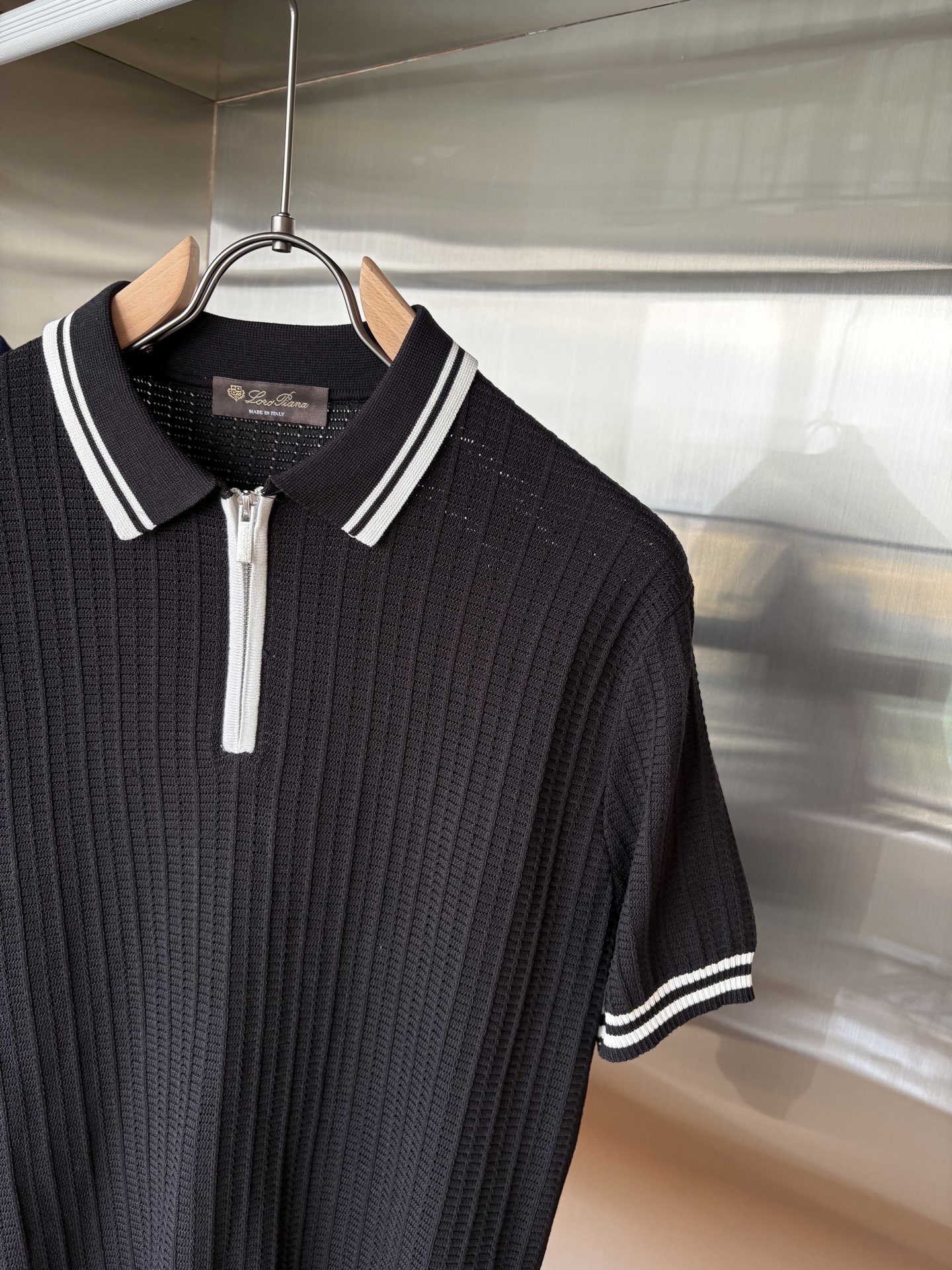 耗时王”菱形提花设计甄选超细优质纱线翻领短袖男士典藏款「耗时王」长袖针织奢雅工艺，触肤即高阶。• 匠心底