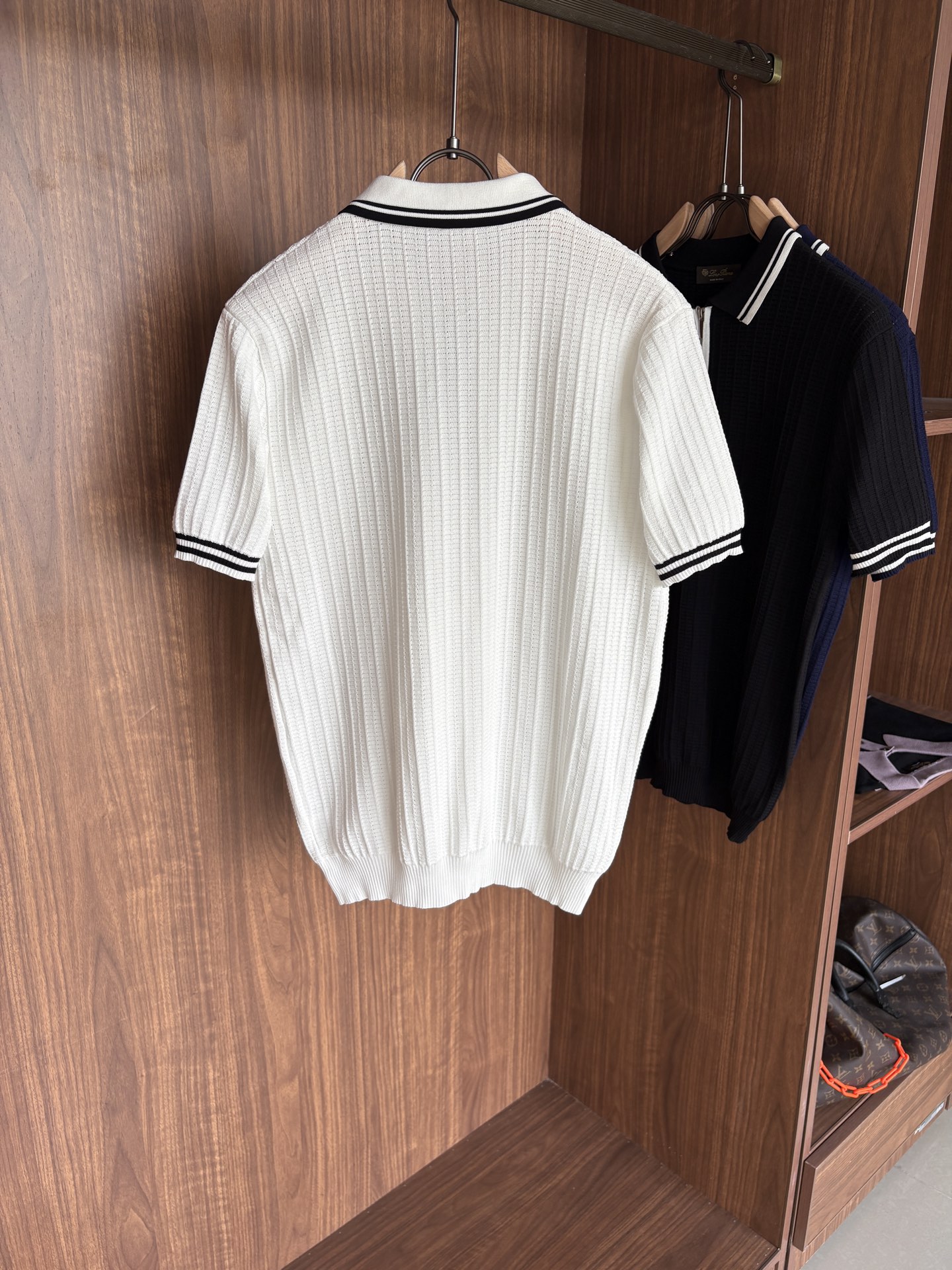 耗时王”菱形提花设计甄选超细优质纱线翻领短袖男士典藏款「耗时王」长袖针织奢雅工艺，触肤即高阶。

• 匠