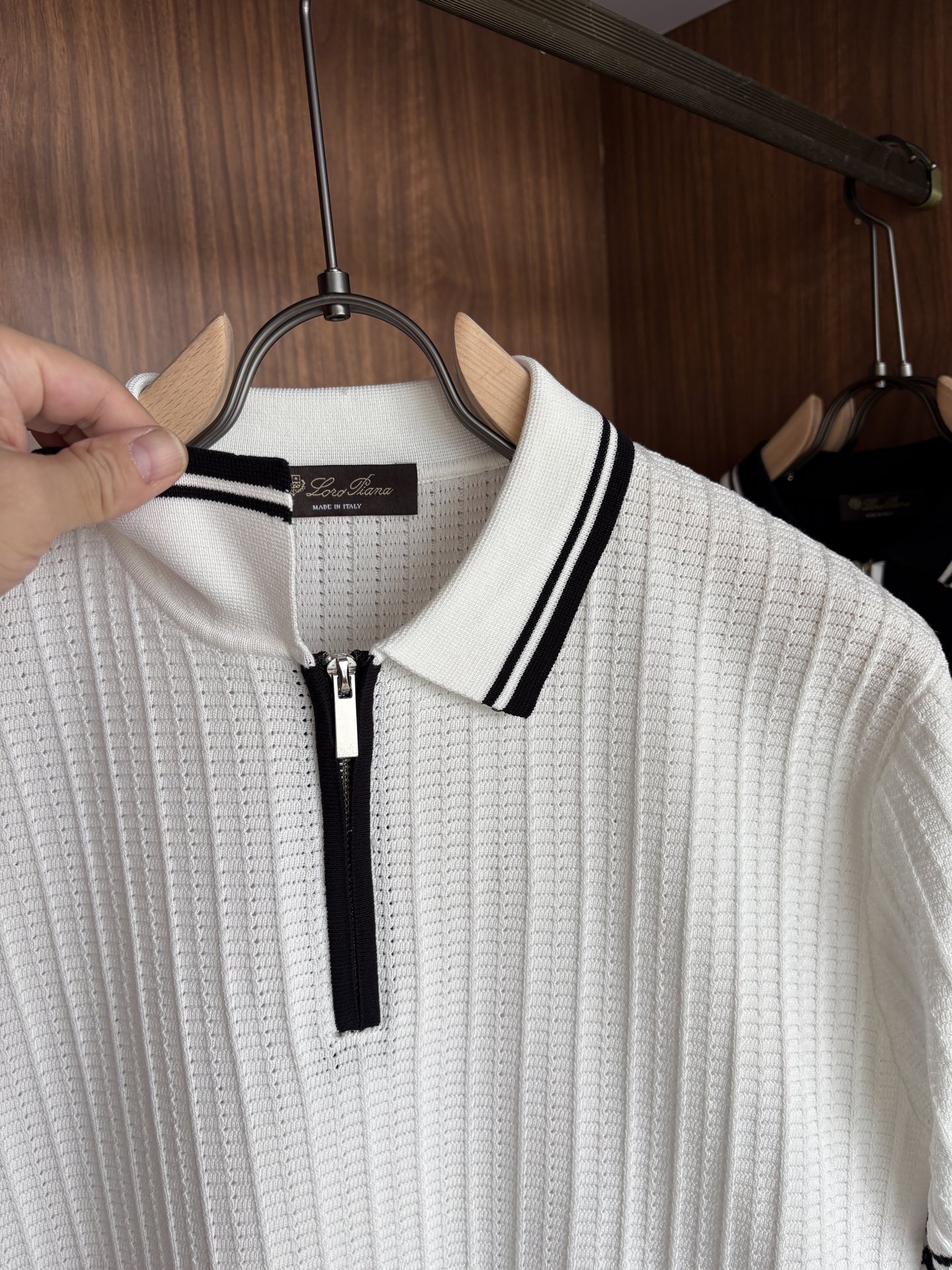 耗时王”菱形提花设计甄选超细优质纱线翻领短袖男士典藏款「耗时王」长袖针织奢雅工艺，触肤即高阶。

• 匠