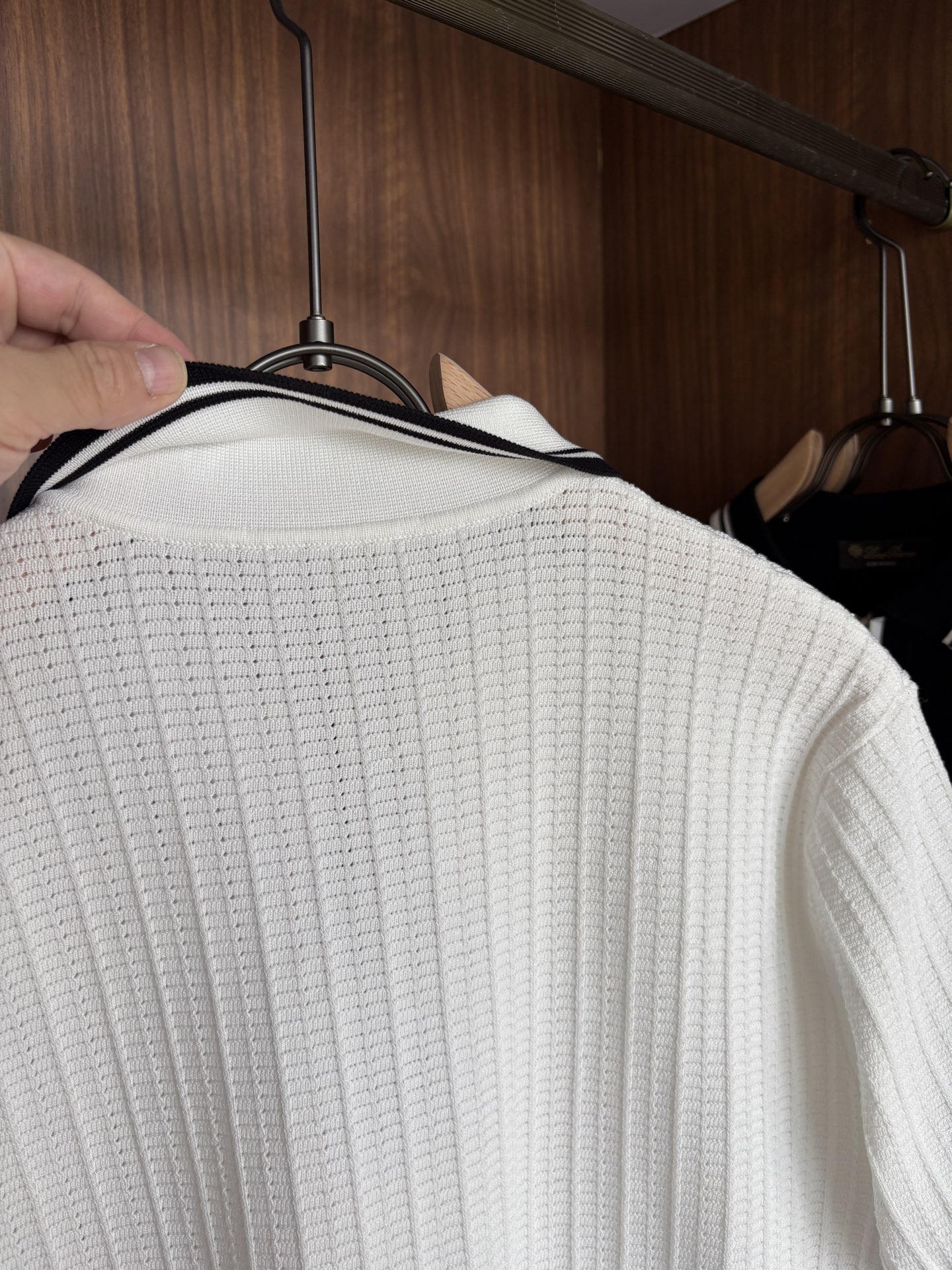 耗时王”菱形提花设计甄选超细优质纱线翻领短袖男士典藏款「耗时王」长袖针织奢雅工艺，触肤即高阶。

• 匠