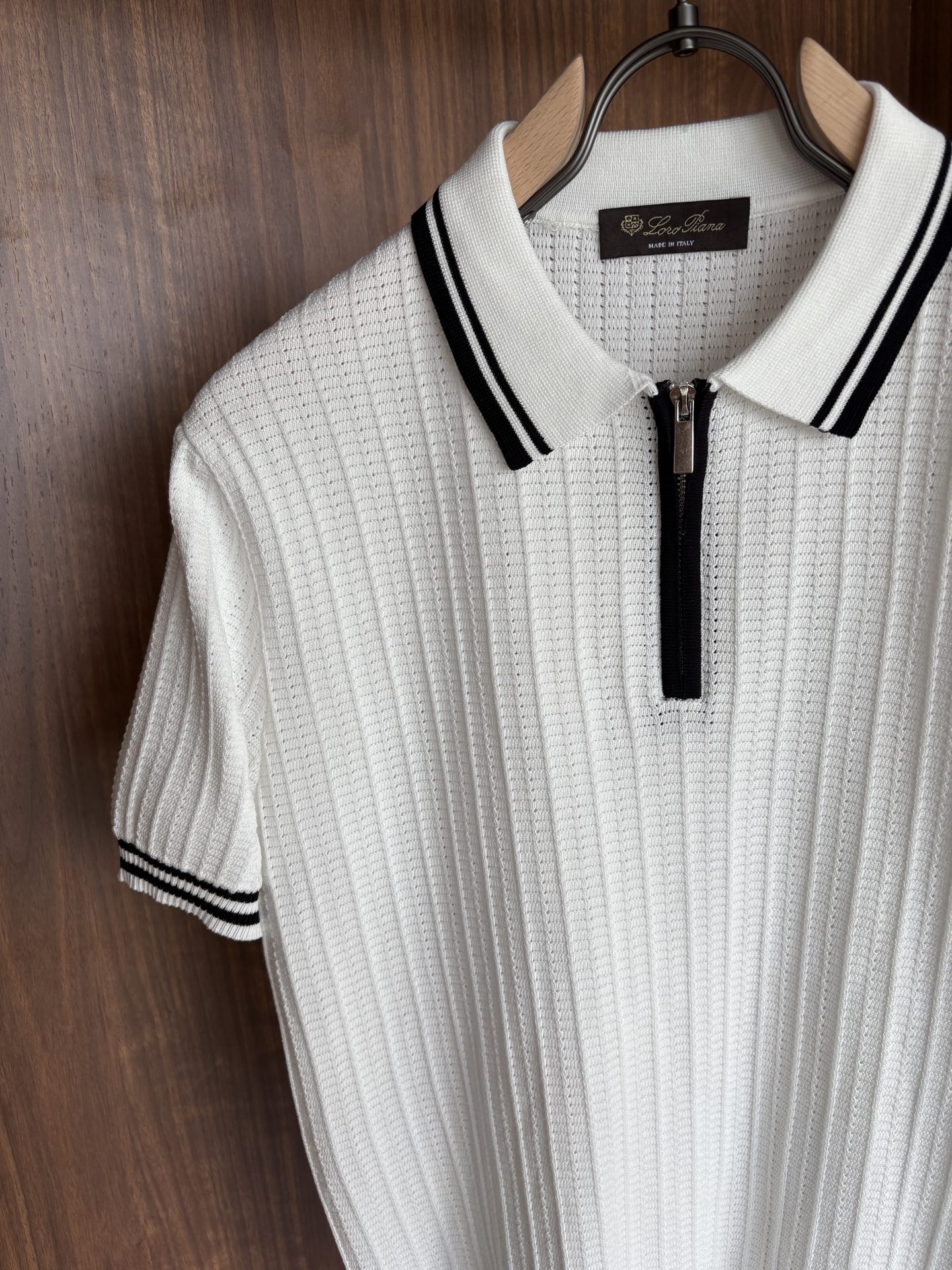 耗时王”菱形提花设计甄选超细优质纱线翻领短袖男士典藏款「耗时王」长袖针织奢雅工艺，触肤即高阶。

• 匠