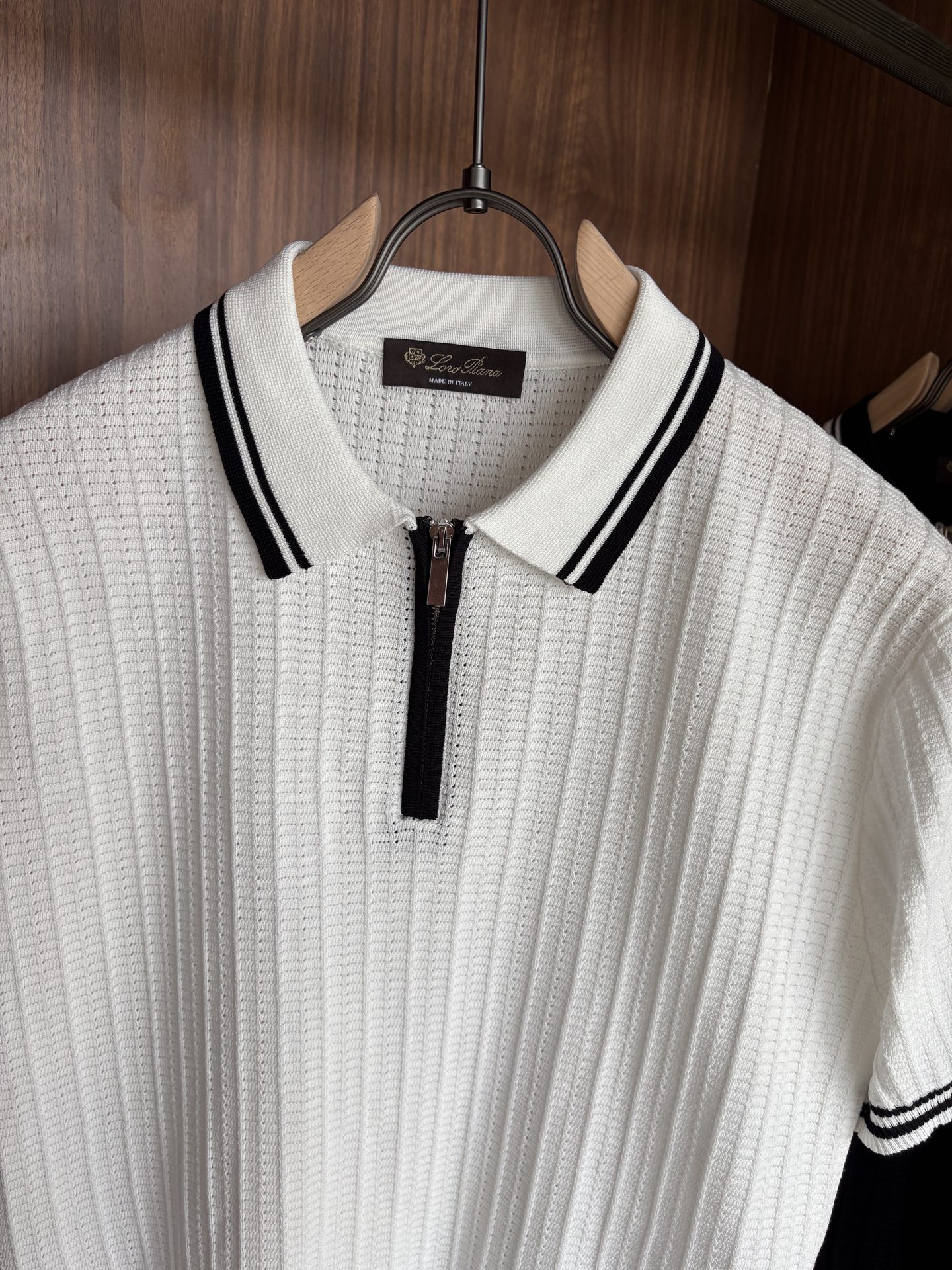 耗时王”菱形提花设计甄选超细优质纱线翻领短袖男士典藏款「耗时王」长袖针织奢雅工艺，触肤即高阶。

• 匠