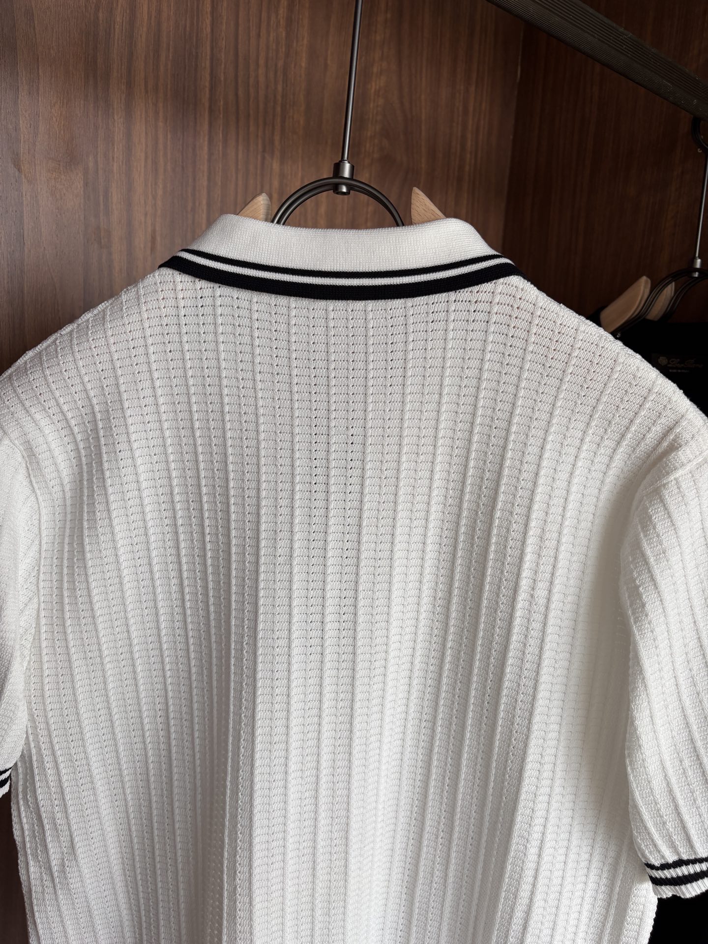 耗时王”菱形提花设计甄选超细优质纱线翻领短袖男士典藏款「耗时王」长袖针织奢雅工艺，触肤即高阶。

• 匠