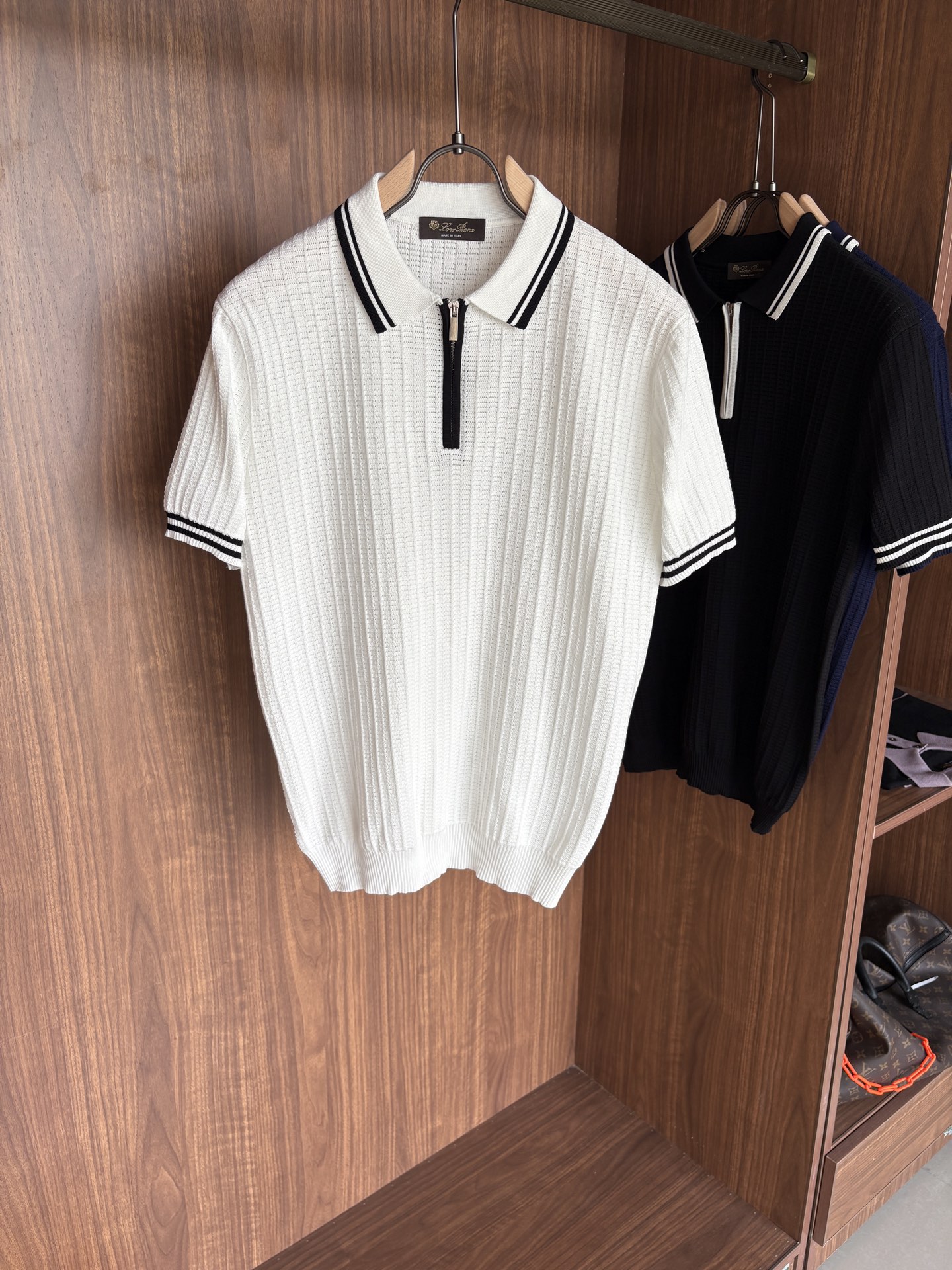 耗时王”菱形提花设计甄选超细优质纱线翻领短袖男士典藏款「耗时王」长袖针织奢雅工艺，触肤即高阶。

• 匠