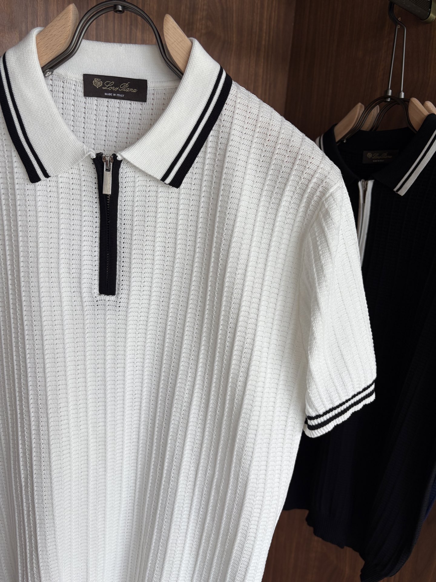 耗时王”菱形提花设计甄选超细优质纱线翻领短袖男士典藏款「耗时王」长袖针织奢雅工艺，触肤即高阶。

• 匠