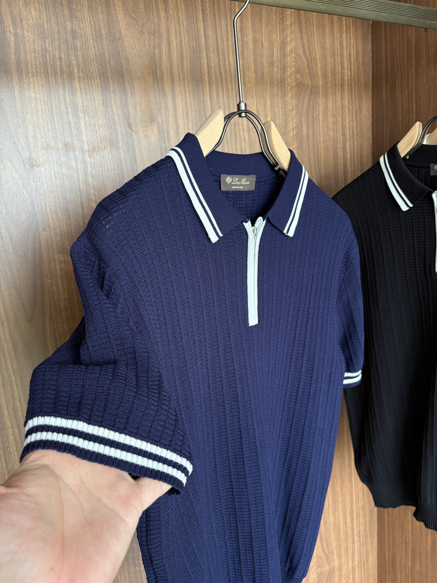 耗时王”菱形提花设计甄选超细优质纱线翻领短袖男士典藏款「耗时王」长袖针织奢雅工艺，触肤即高阶。

• 匠