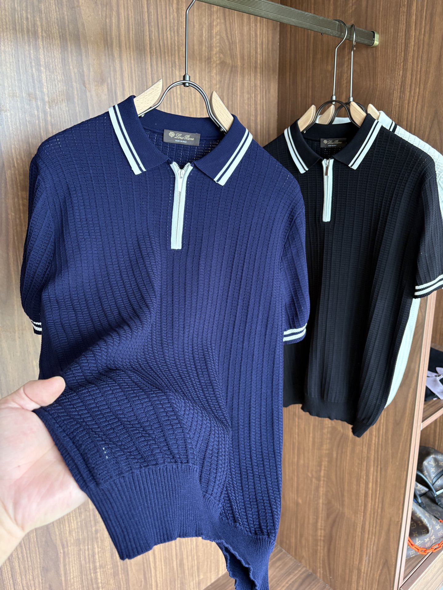 耗时王”菱形提花设计甄选超细优质纱线翻领短袖男士典藏款「耗时王」长袖针织奢雅工艺，触肤即高阶。

• 匠