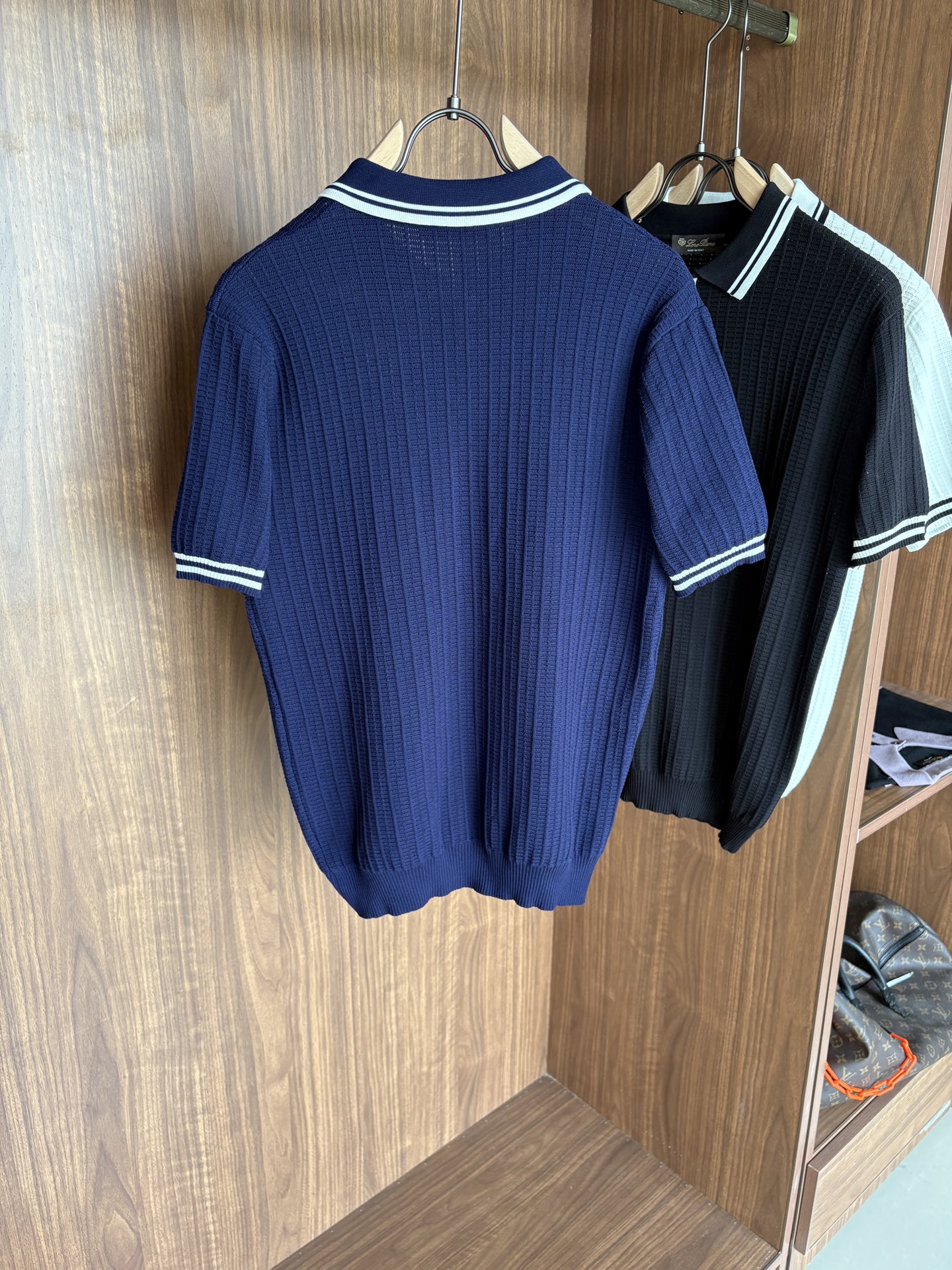 耗时王”菱形提花设计甄选超细优质纱线翻领短袖男士典藏款「耗时王」长袖针织奢雅工艺，触肤即高阶。

• 匠