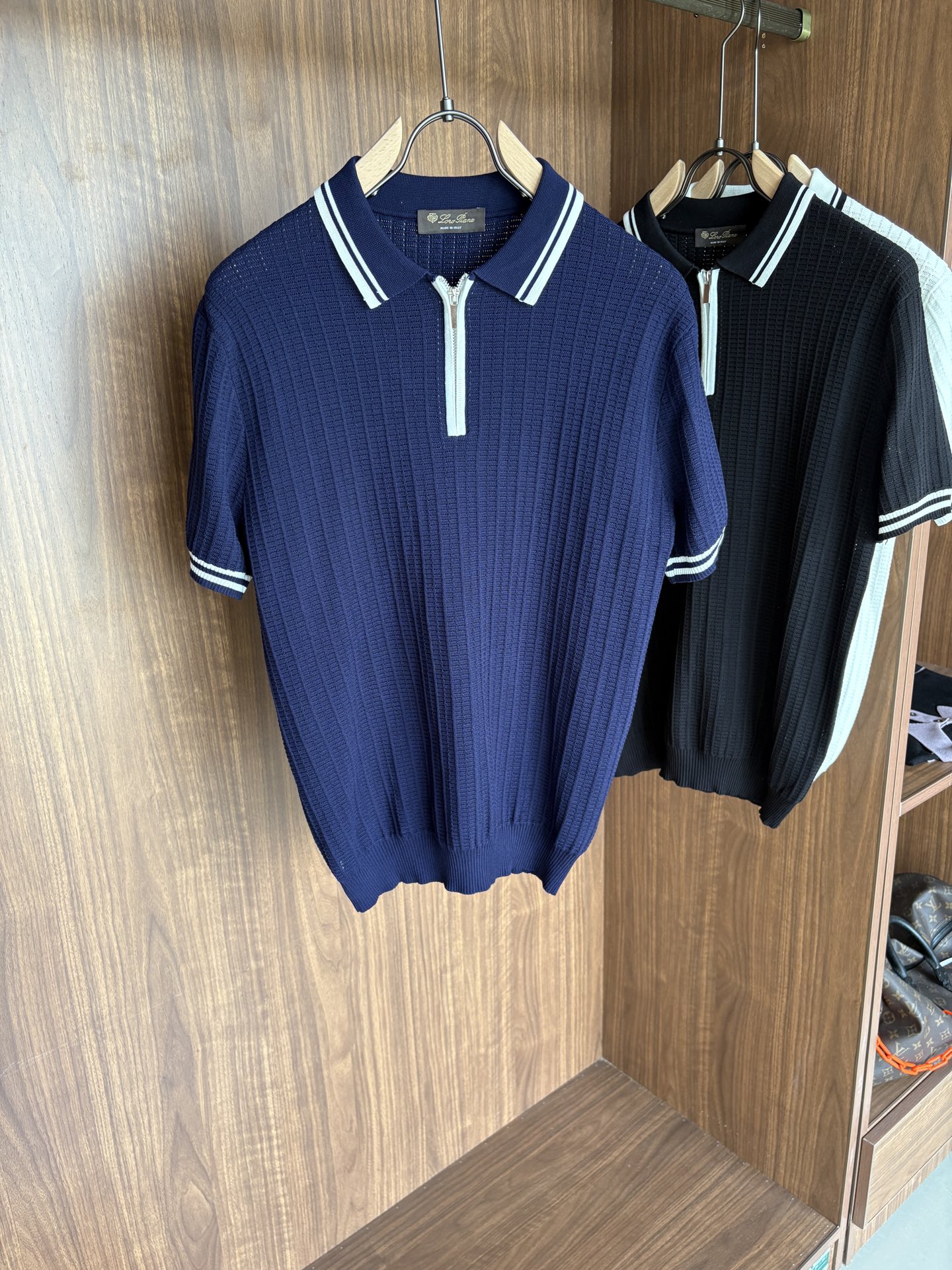 耗时王”菱形提花设计甄选超细优质纱线翻领短袖男士典藏款「耗时王」长袖针织奢雅工艺，触肤即高阶。

• 匠