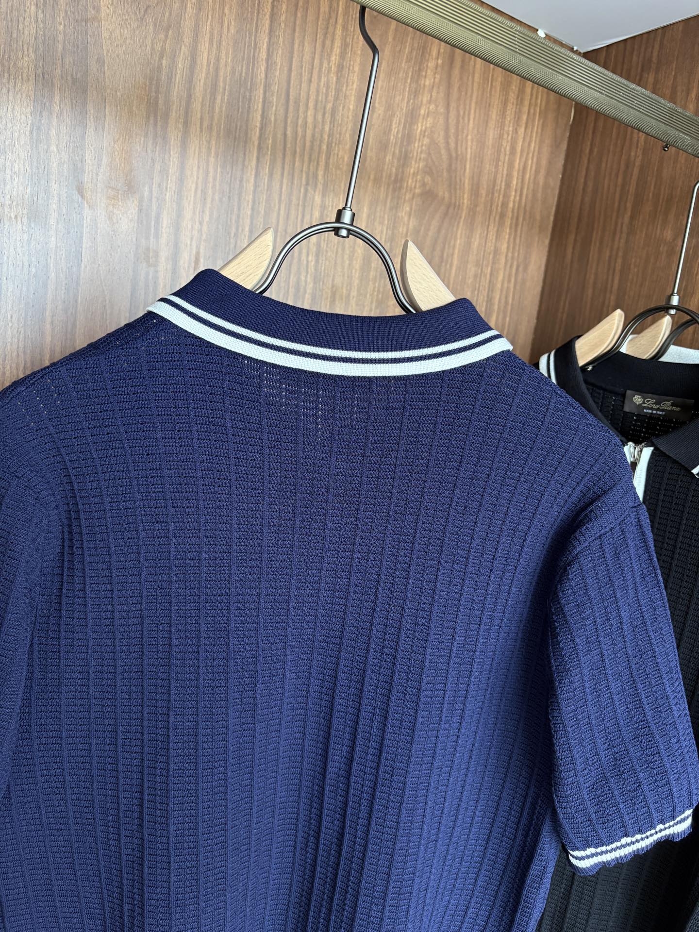 耗时王”菱形提花设计甄选超细优质纱线翻领短袖男士典藏款「耗时王」长袖针织奢雅工艺，触肤即高阶。

• 匠