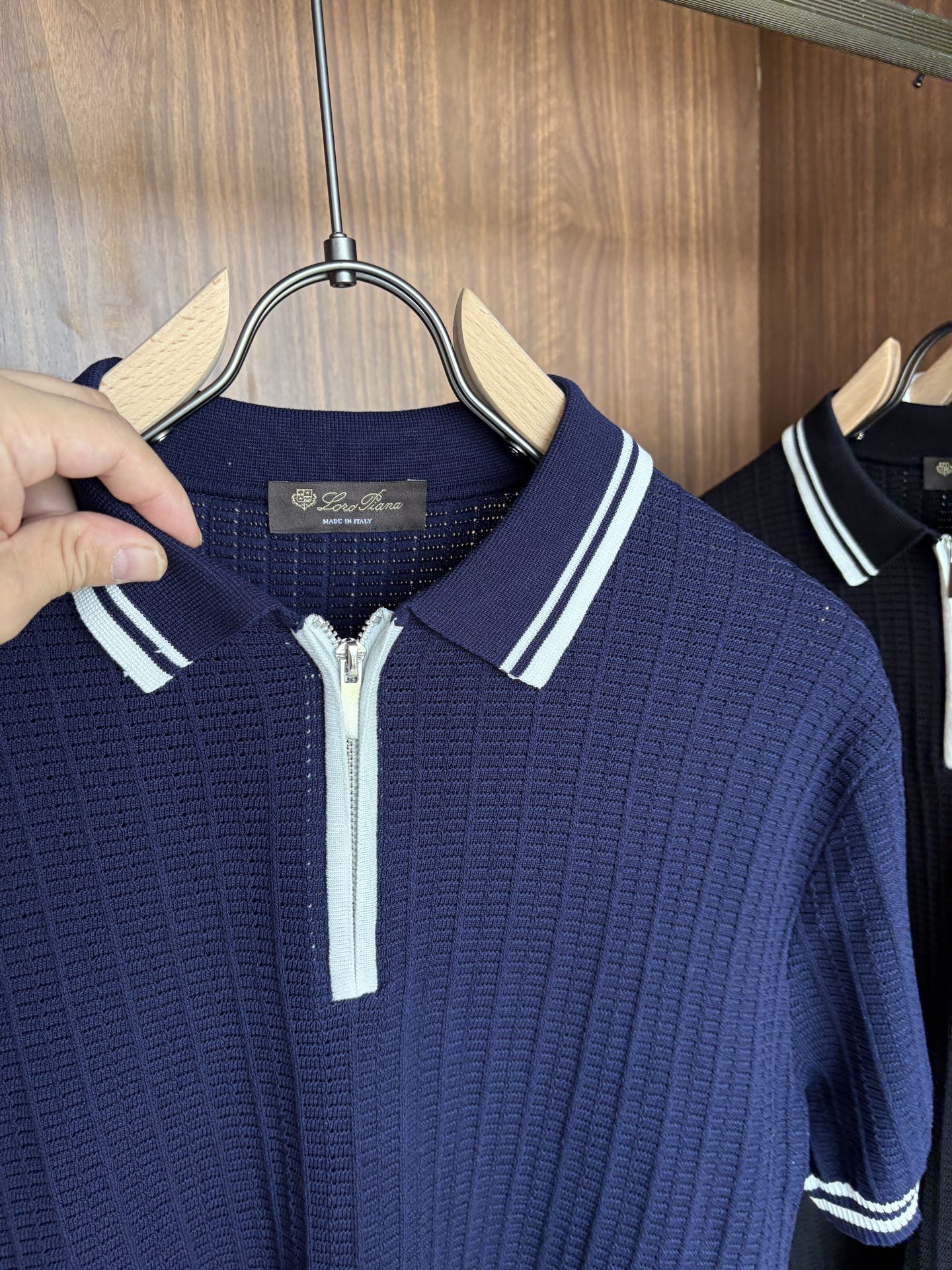 耗时王”菱形提花设计甄选超细优质纱线翻领短袖男士典藏款「耗时王」长袖针织奢雅工艺，触肤即高阶。

• 匠