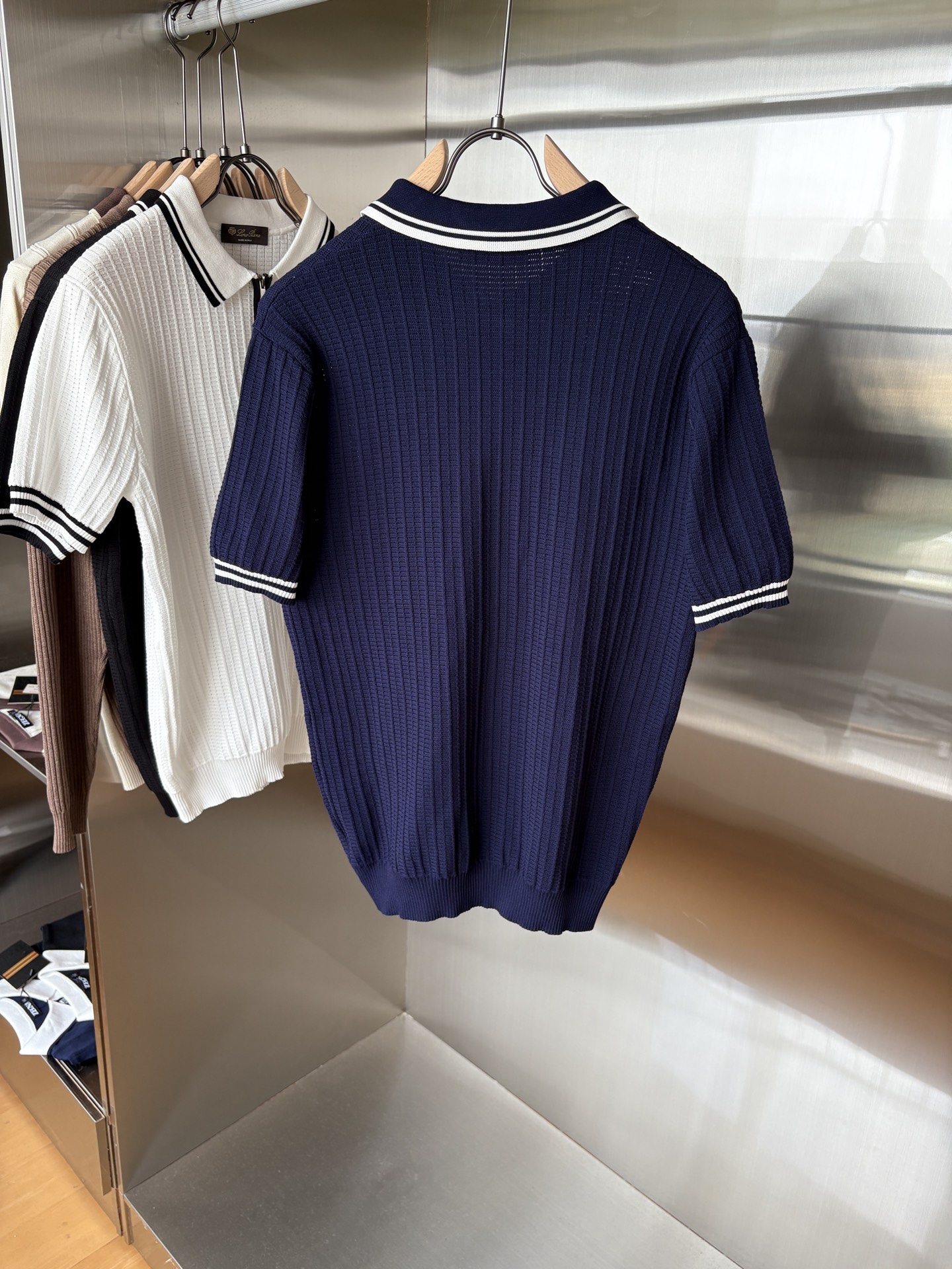 耗时王”菱形提花设计甄选超细优质纱线翻领短袖男士典藏款「耗时王」长袖针织奢雅工艺，触肤即高阶。• 匠心底