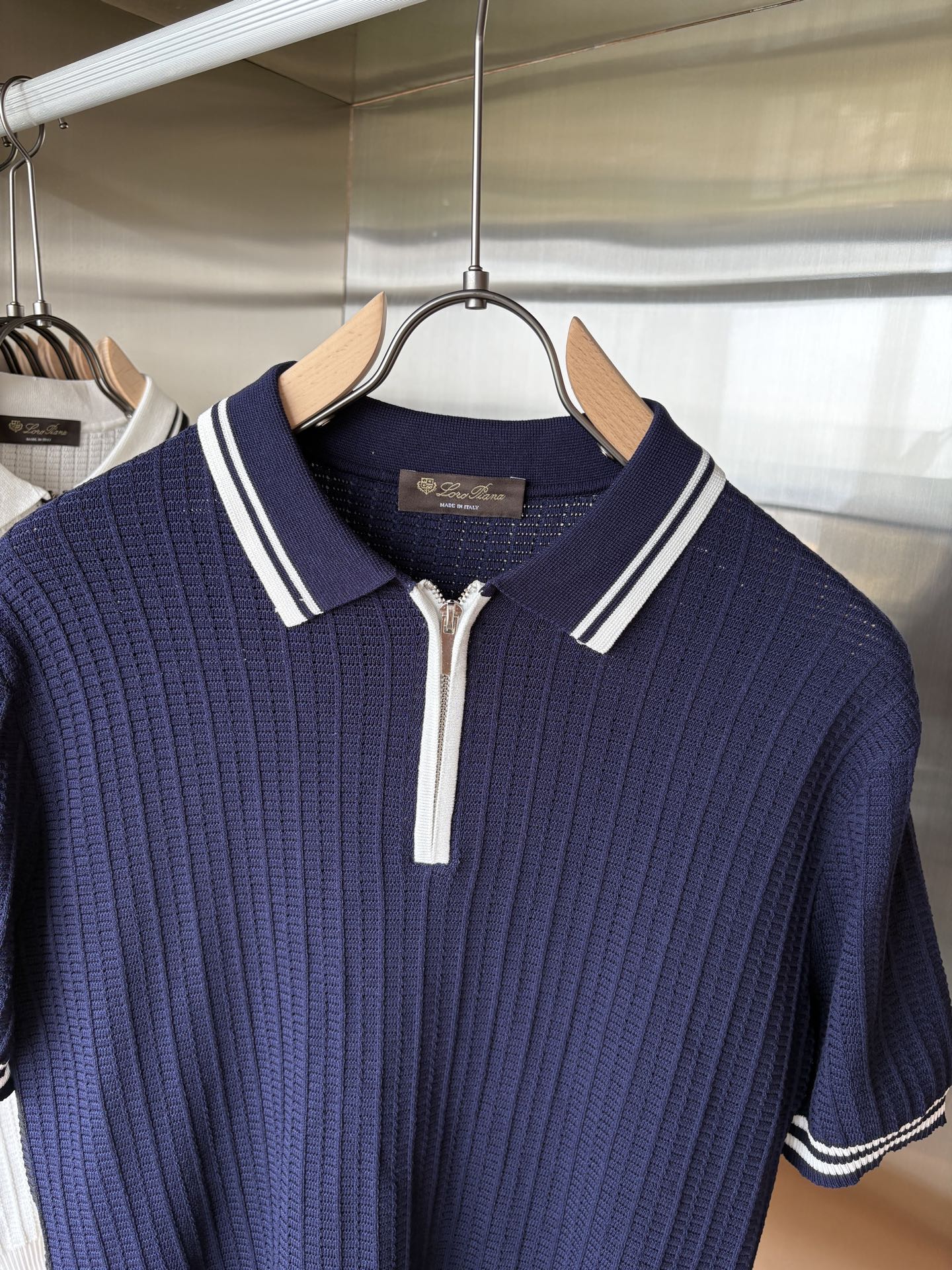 耗时王”菱形提花设计甄选超细优质纱线翻领短袖男士典藏款「耗时王」长袖针织奢雅工艺，触肤即高阶。• 匠心底