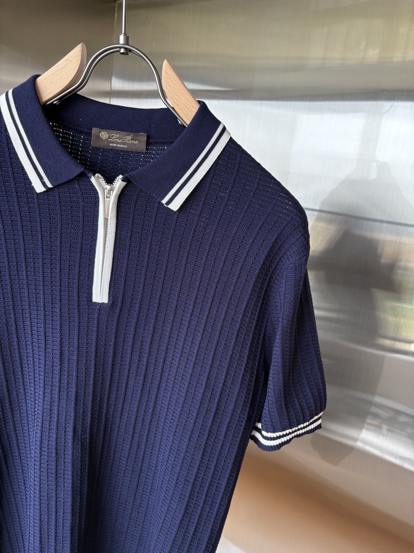 耗时王”菱形提花设计甄选超细优质纱线翻领短袖男士典藏款「耗时王」长袖针织奢雅工艺，触肤即高阶。• 匠心底