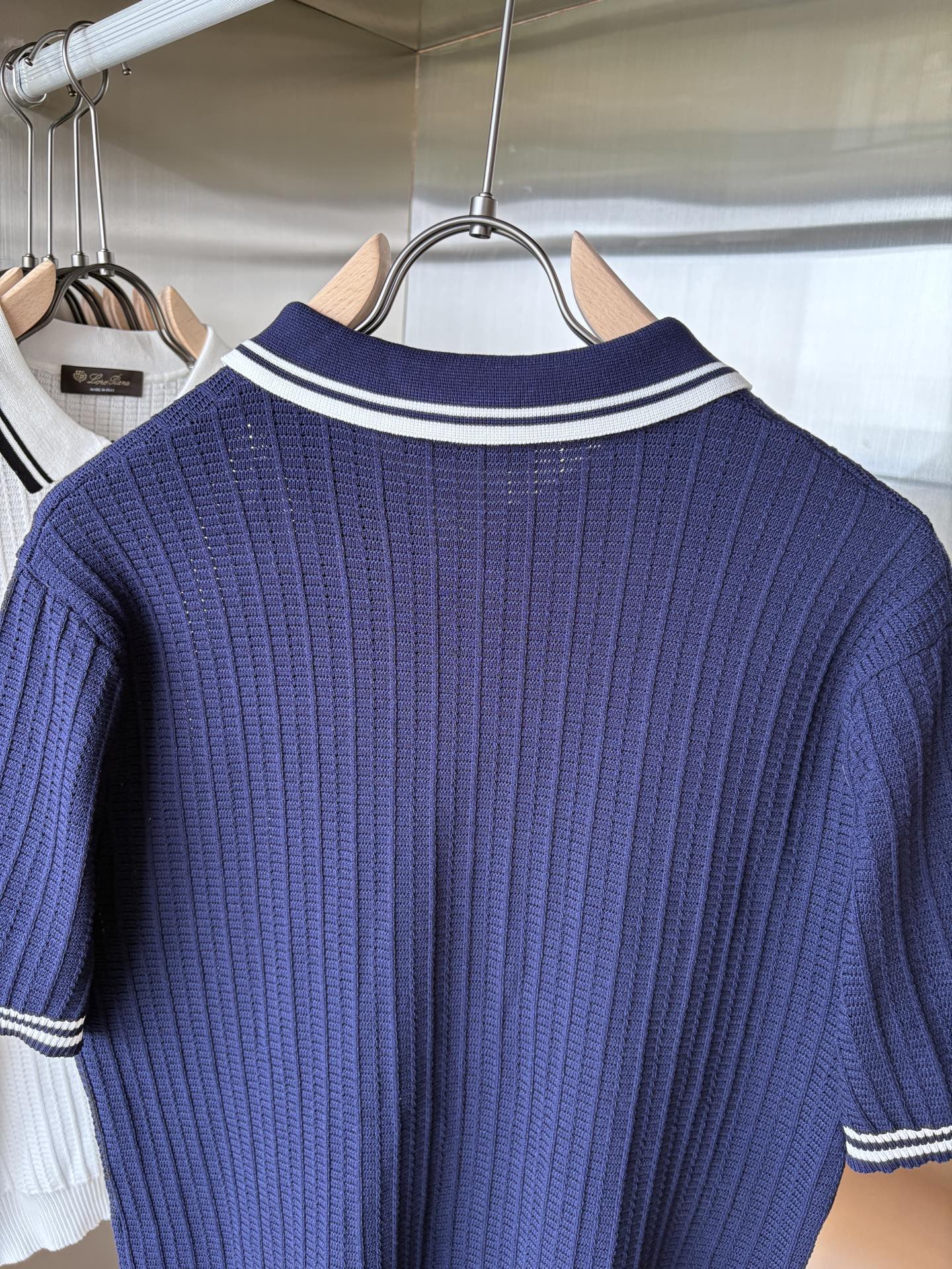 耗时王”菱形提花设计甄选超细优质纱线翻领短袖男士典藏款「耗时王」长袖针织奢雅工艺，触肤即高阶。• 匠心底