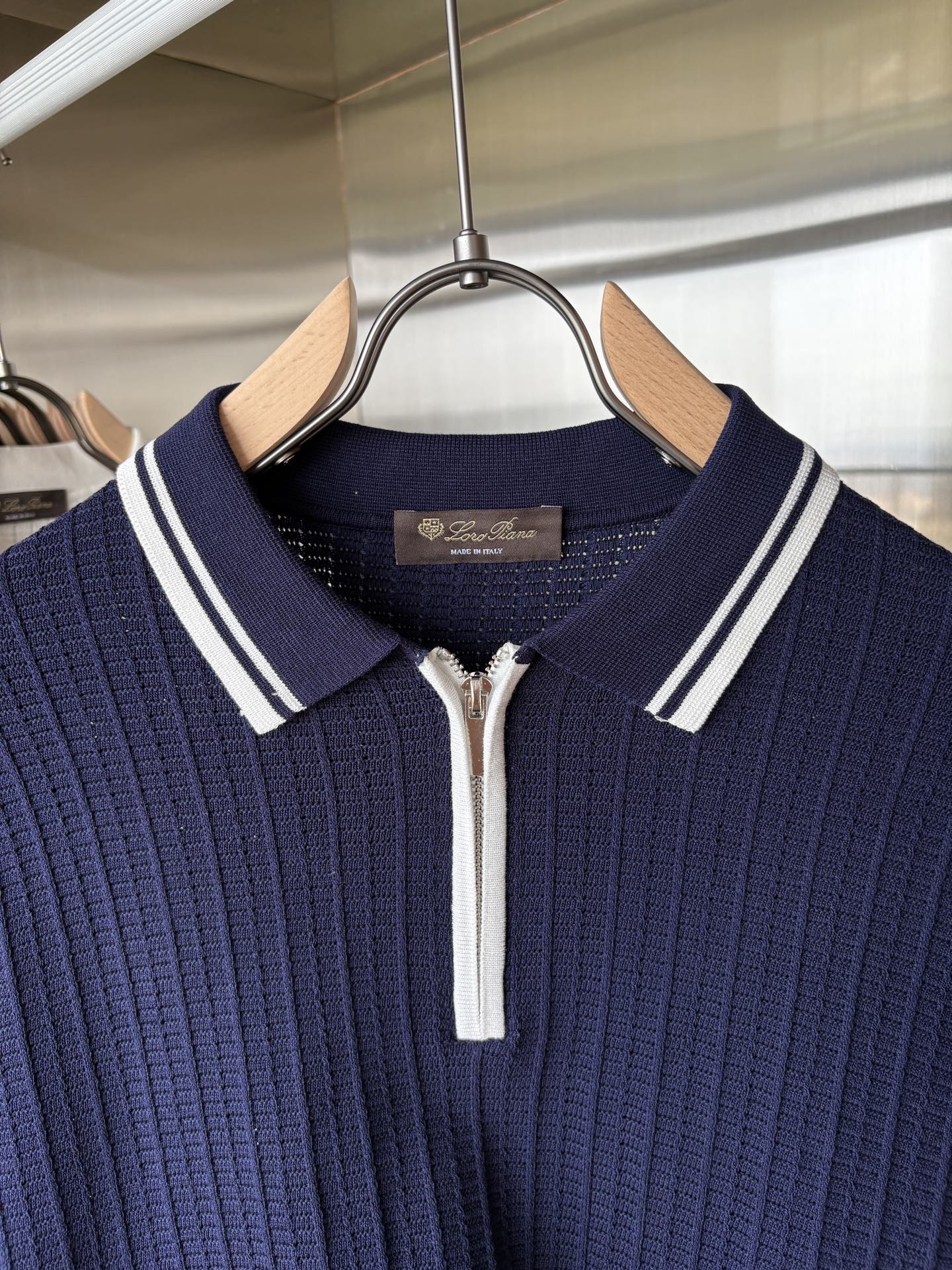 耗时王”菱形提花设计甄选超细优质纱线翻领短袖男士典藏款「耗时王」长袖针织奢雅工艺，触肤即高阶。• 匠心底