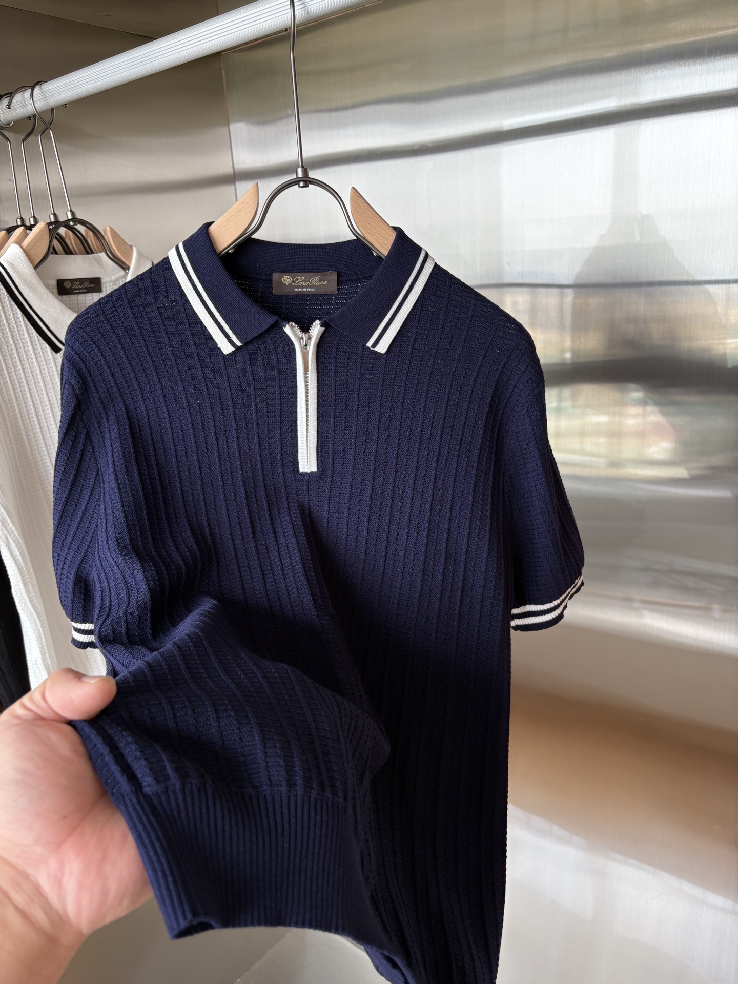 耗时王”菱形提花设计甄选超细优质纱线翻领短袖男士典藏款「耗时王」长袖针织奢雅工艺，触肤即高阶。• 匠心底