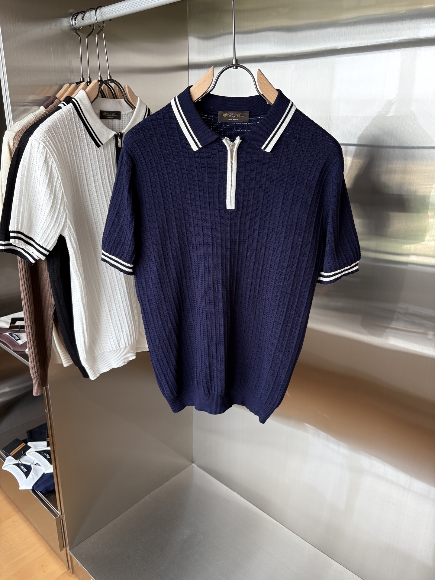 耗时王”菱形提花设计甄选超细优质纱线翻领短袖男士典藏款「耗时王」长袖针织奢雅工艺，触肤即高阶。• 匠心底