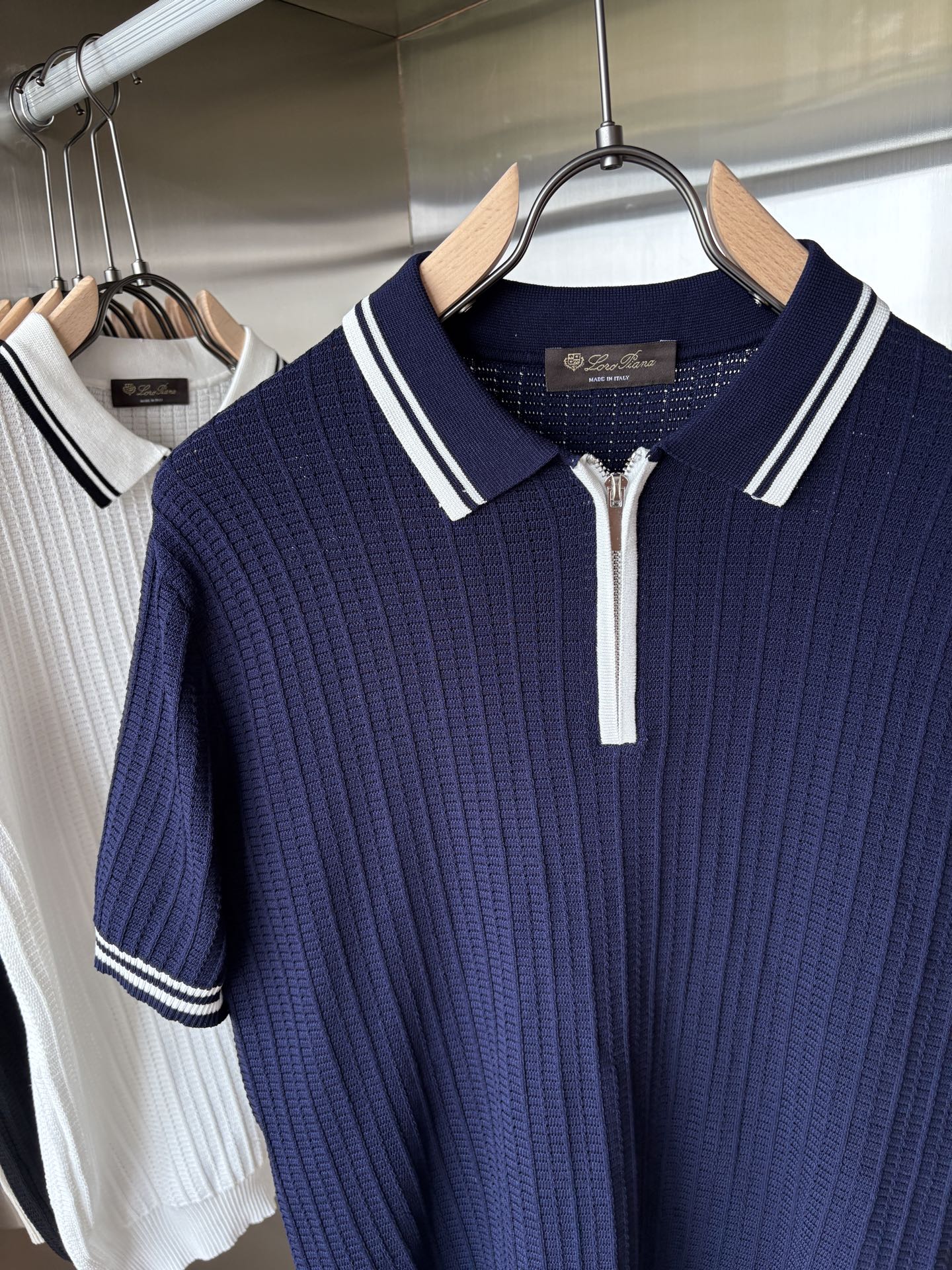 耗时王”菱形提花设计甄选超细优质纱线翻领短袖男士典藏款「耗时王」长袖针织奢雅工艺，触肤即高阶。• 匠心底