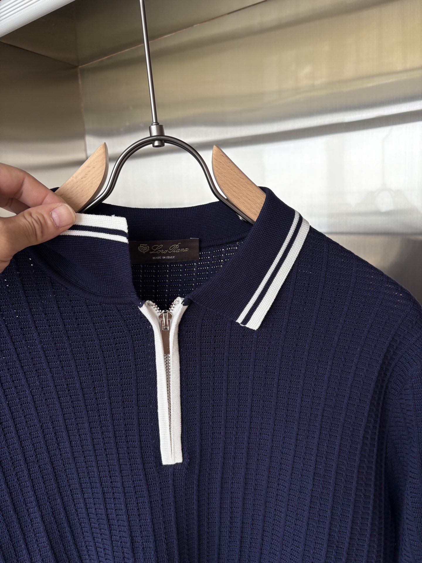 耗时王”菱形提花设计甄选超细优质纱线翻领短袖男士典藏款「耗时王」长袖针织奢雅工艺，触肤即高阶。• 匠心底