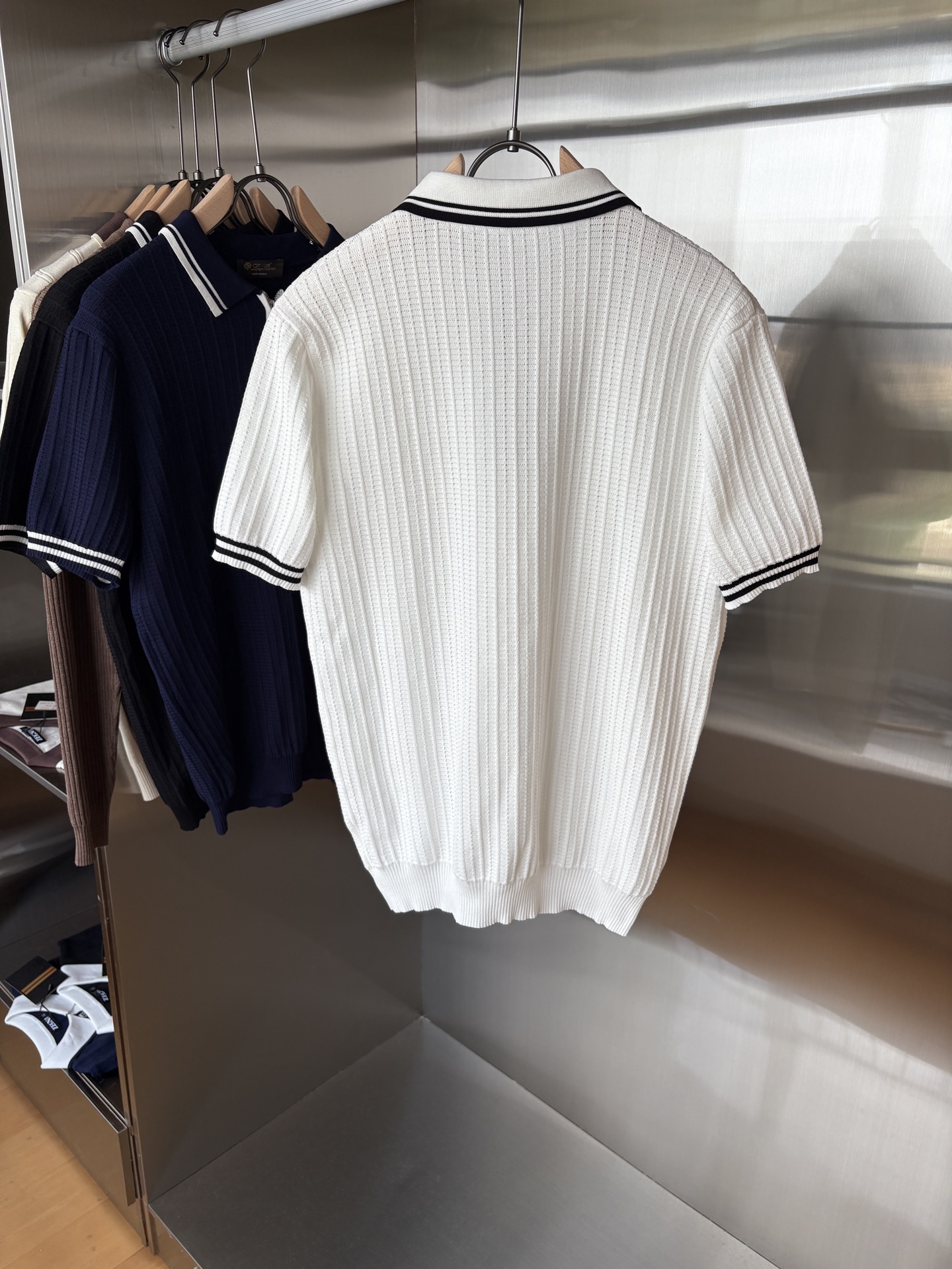 耗时王”菱形提花设计甄选超细优质纱线翻领短袖男士典藏款「耗时王」长袖针织奢雅工艺，触肤即高阶。• 匠心底