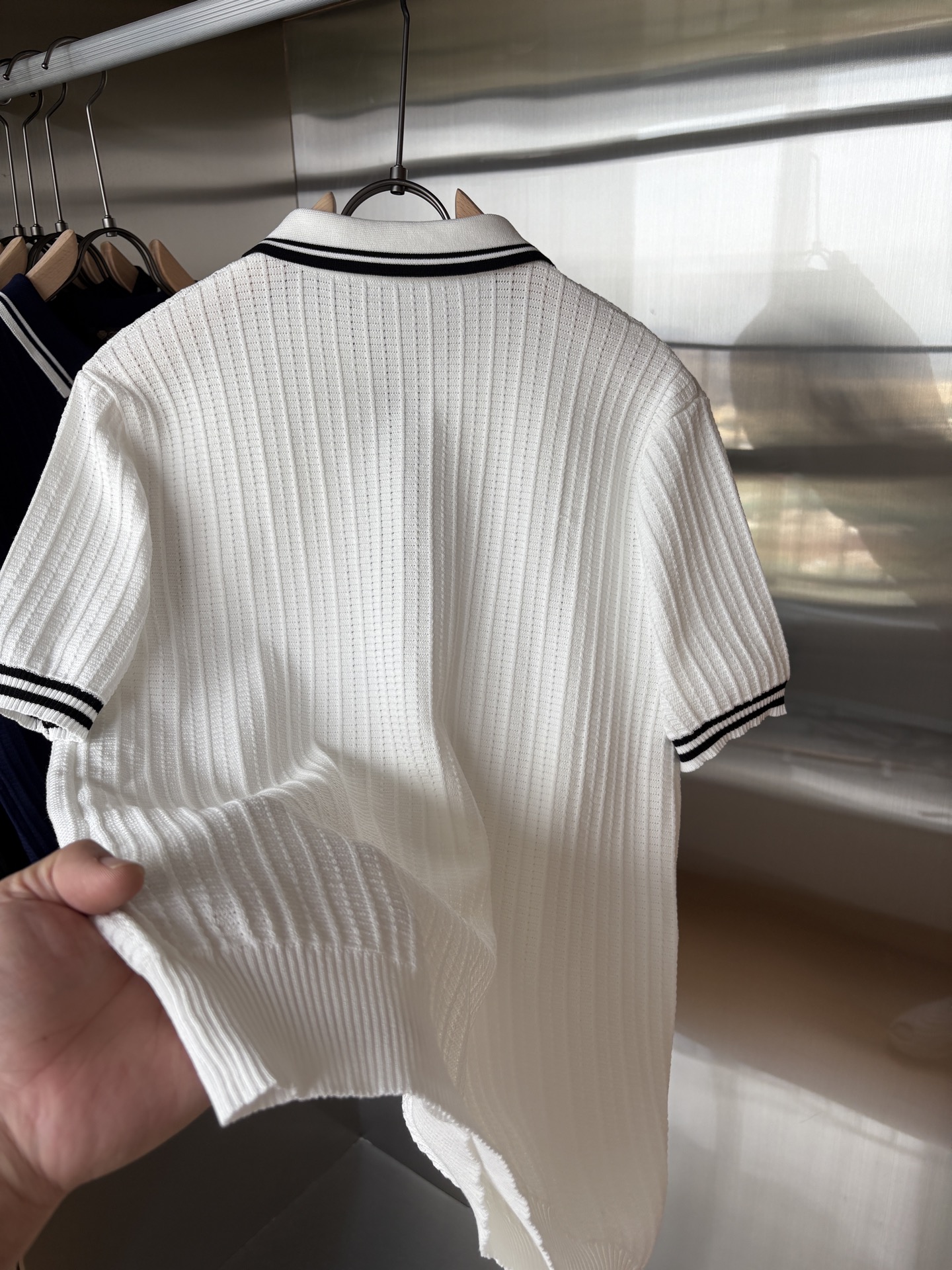 耗时王”菱形提花设计甄选超细优质纱线翻领短袖男士典藏款「耗时王」长袖针织奢雅工艺，触肤即高阶。• 匠心底