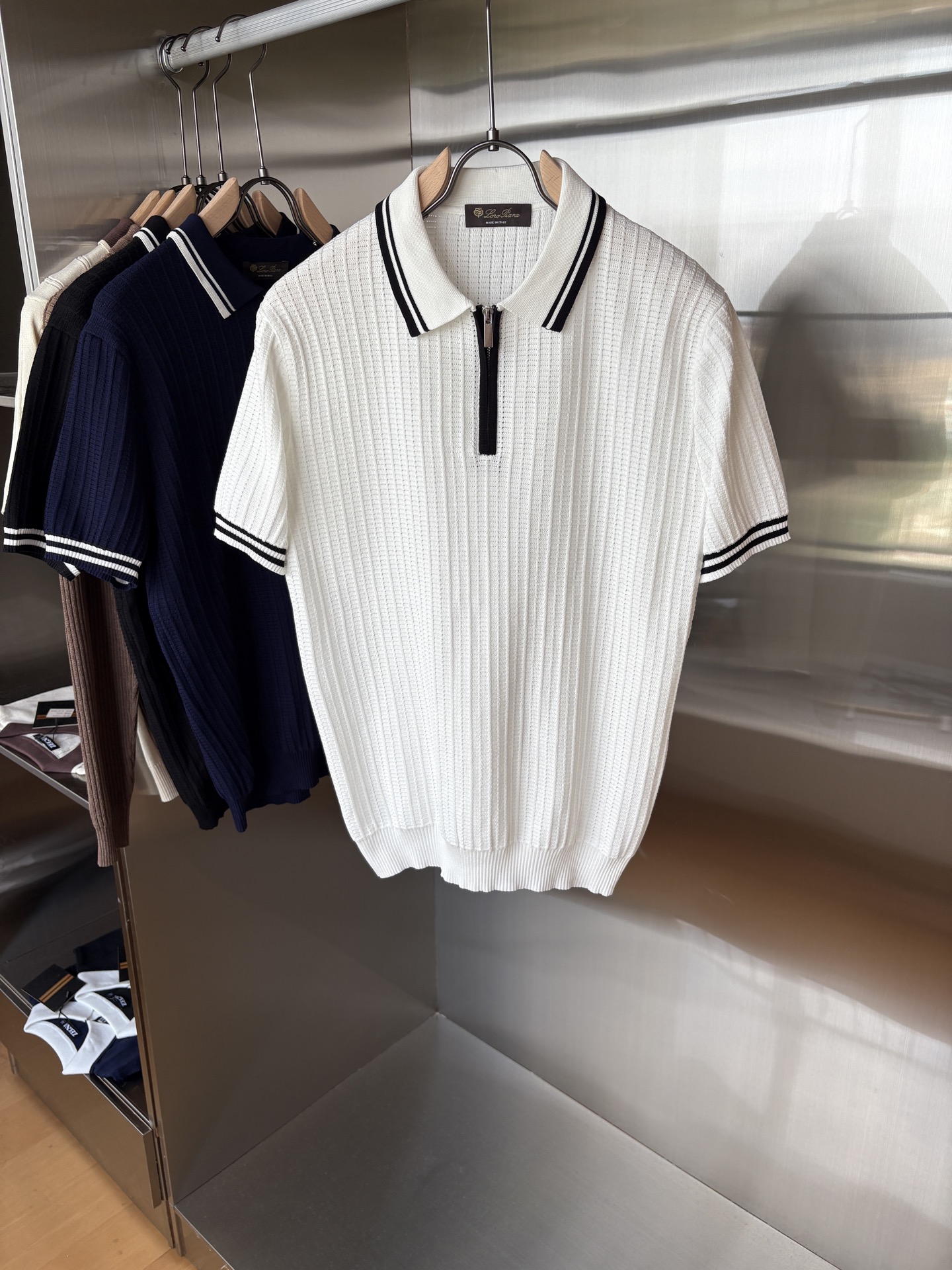 耗时王”菱形提花设计甄选超细优质纱线翻领短袖男士典藏款「耗时王」长袖针织奢雅工艺，触肤即高阶。• 匠心底