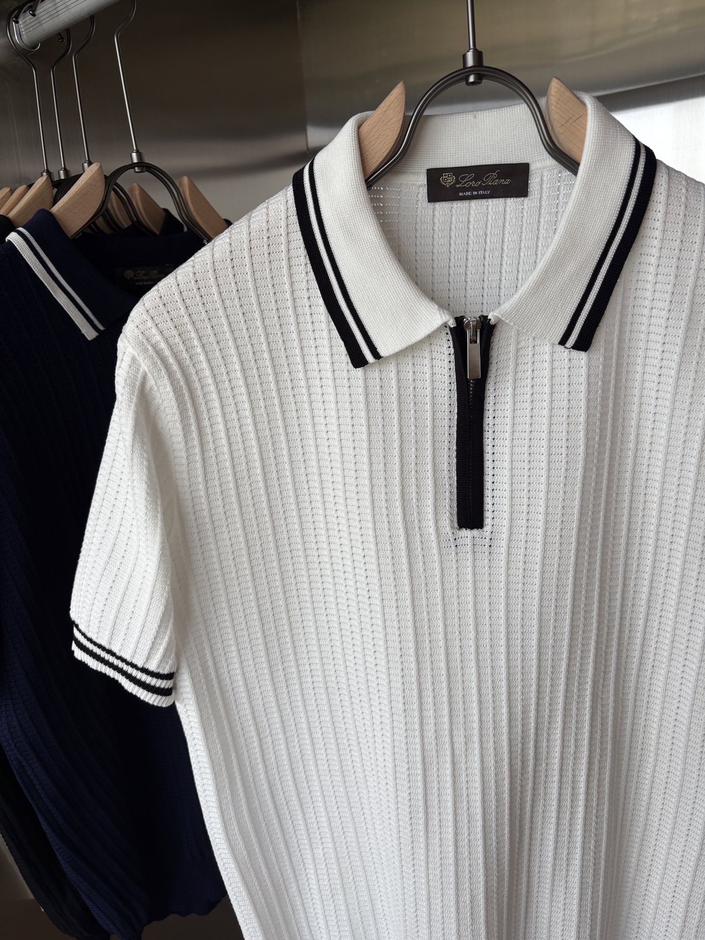 耗时王”菱形提花设计甄选超细优质纱线翻领短袖男士典藏款「耗时王」长袖针织奢雅工艺，触肤即高阶。• 匠心底