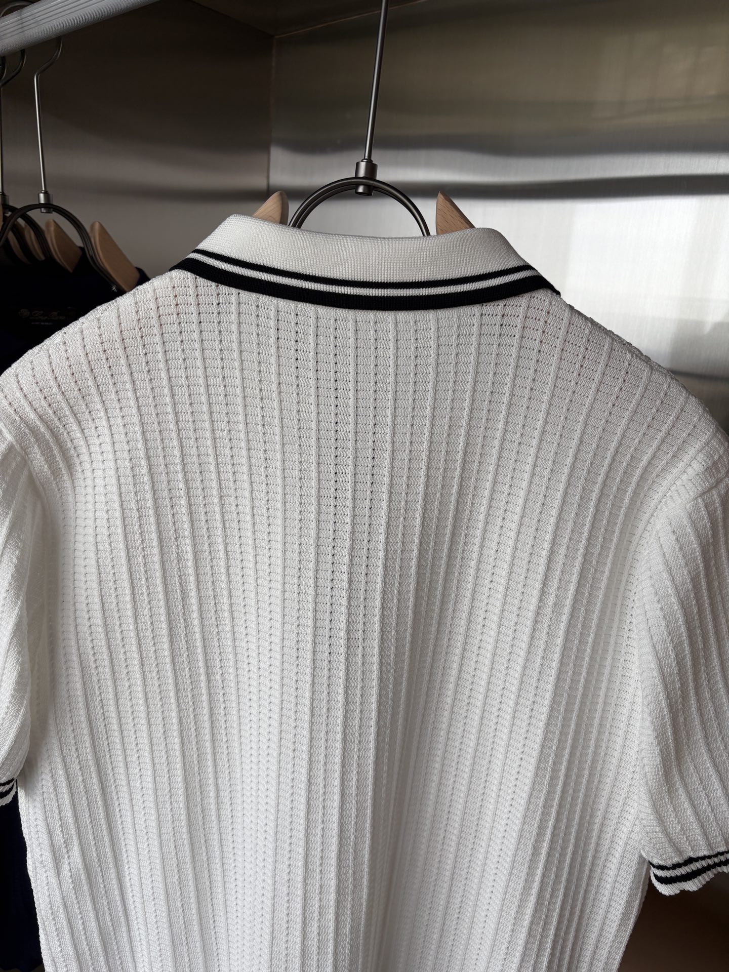 耗时王”菱形提花设计甄选超细优质纱线翻领短袖男士典藏款「耗时王」长袖针织奢雅工艺，触肤即高阶。• 匠心底