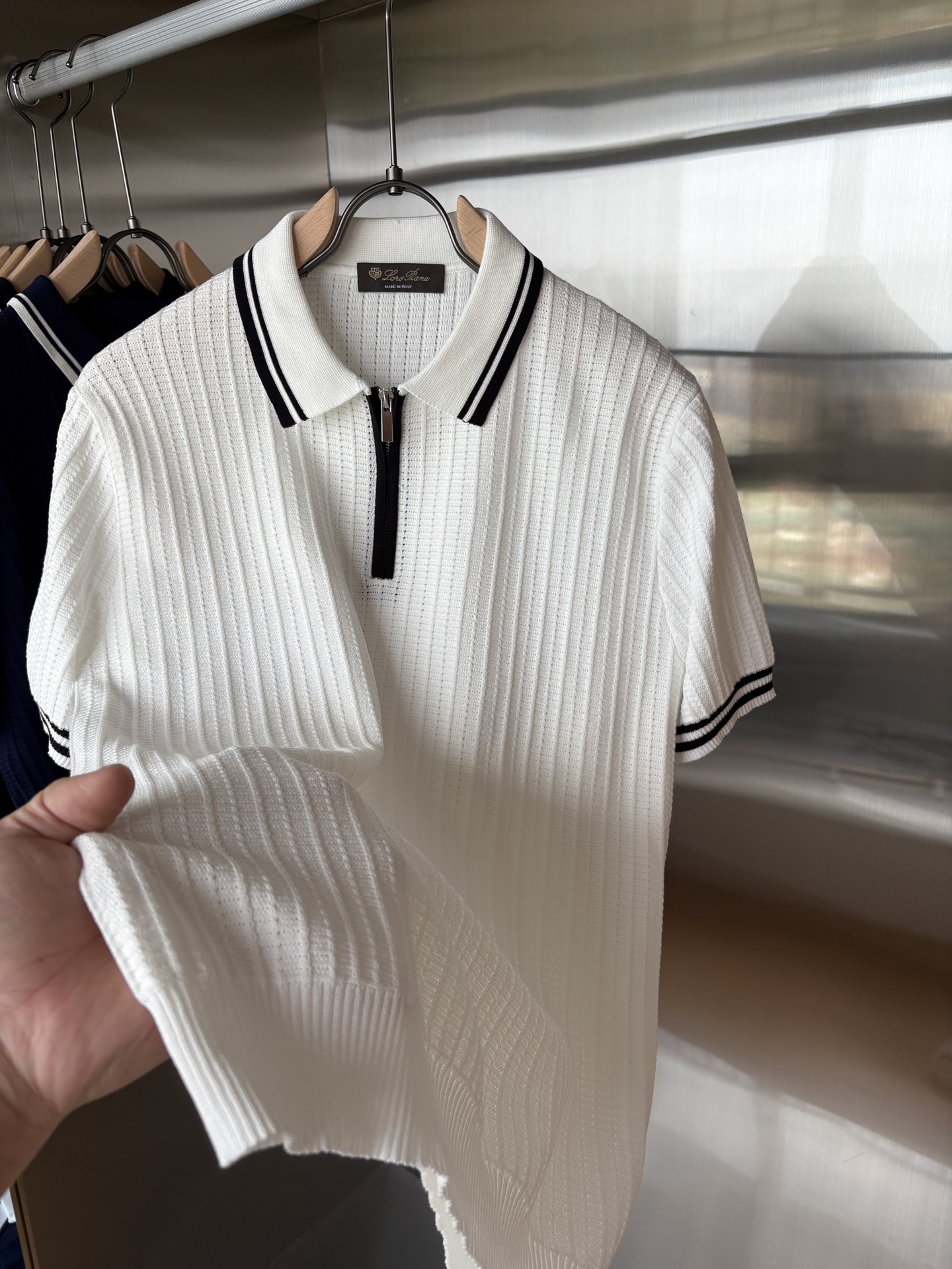 耗时王”菱形提花设计甄选超细优质纱线翻领短袖男士典藏款「耗时王」长袖针织奢雅工艺，触肤即高阶。• 匠心底