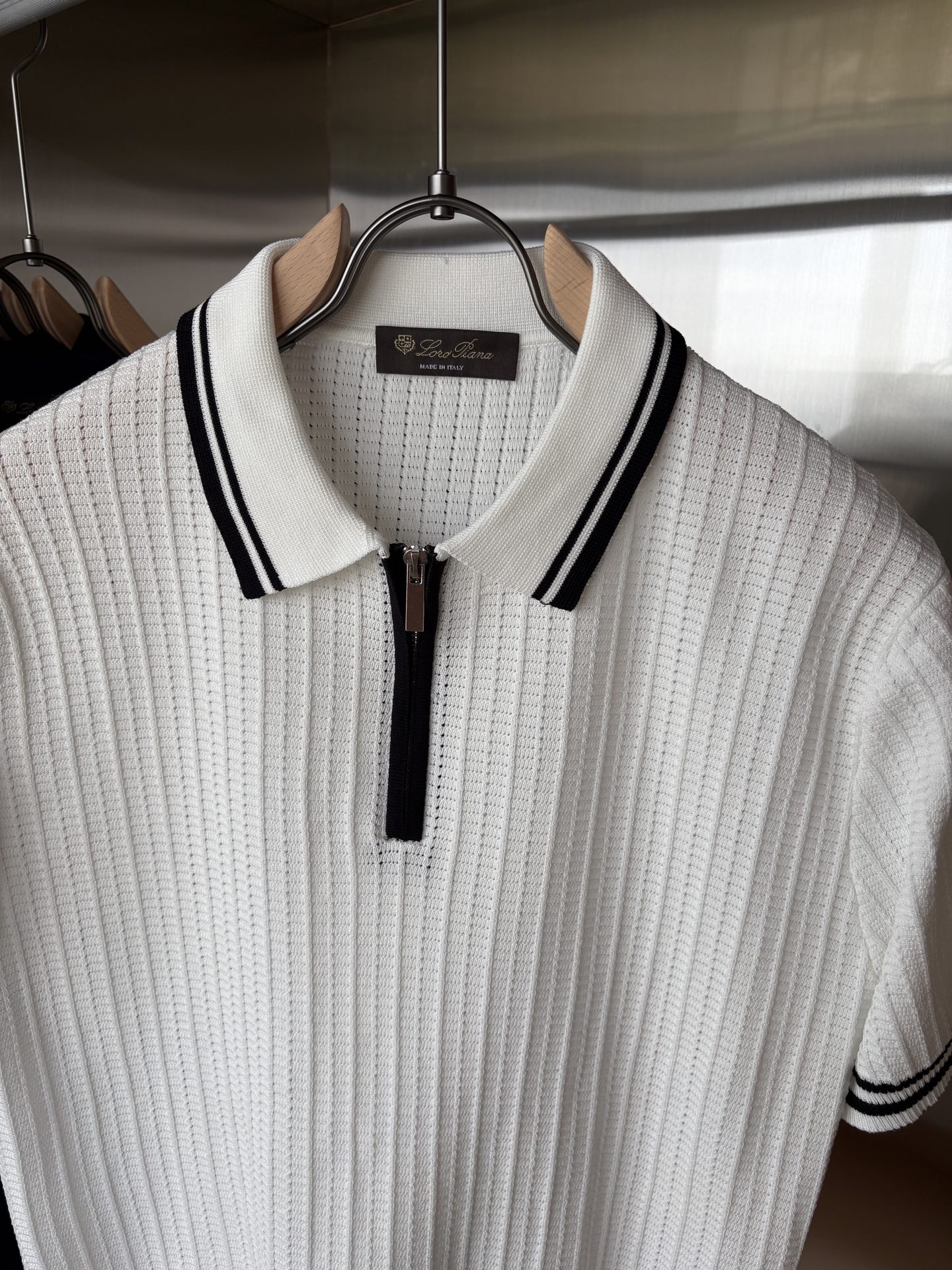 耗时王”菱形提花设计甄选超细优质纱线翻领短袖男士典藏款「耗时王」长袖针织奢雅工艺，触肤即高阶。• 匠心底